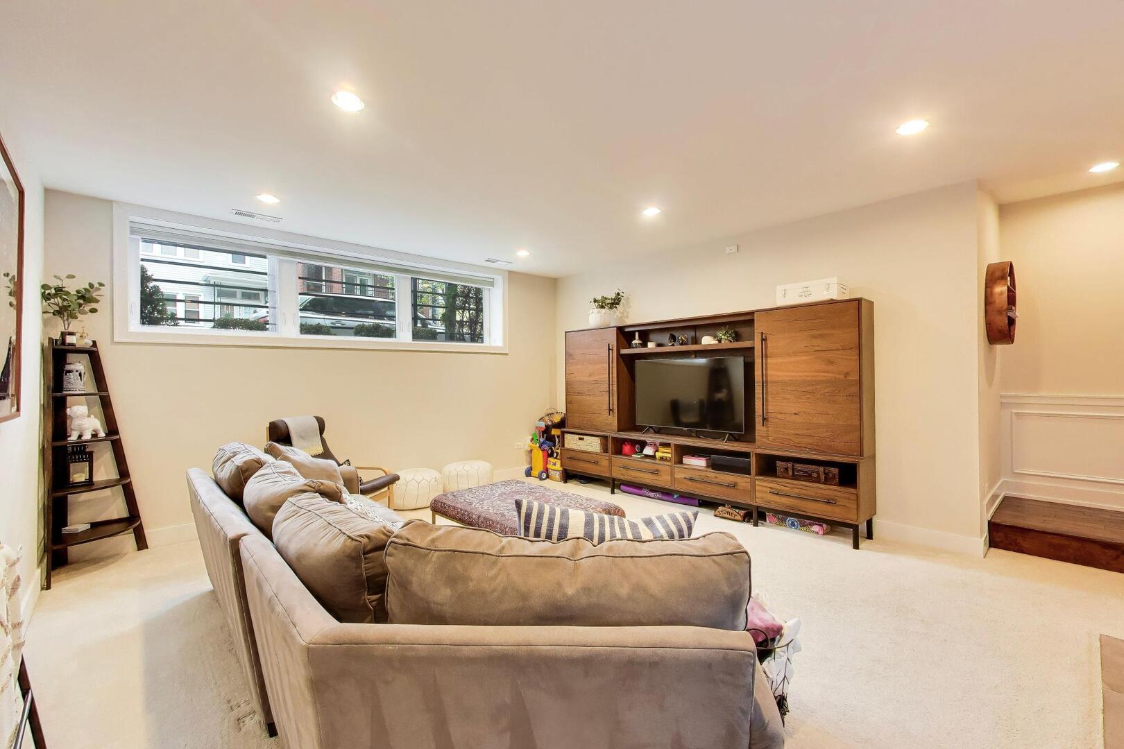 2312 W BELMONT Avenue Unit: 1E