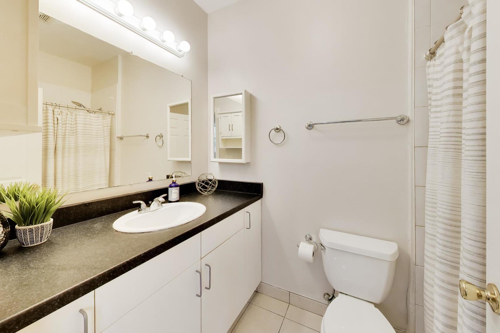 2927 N Gresham Avenue Unit: 1