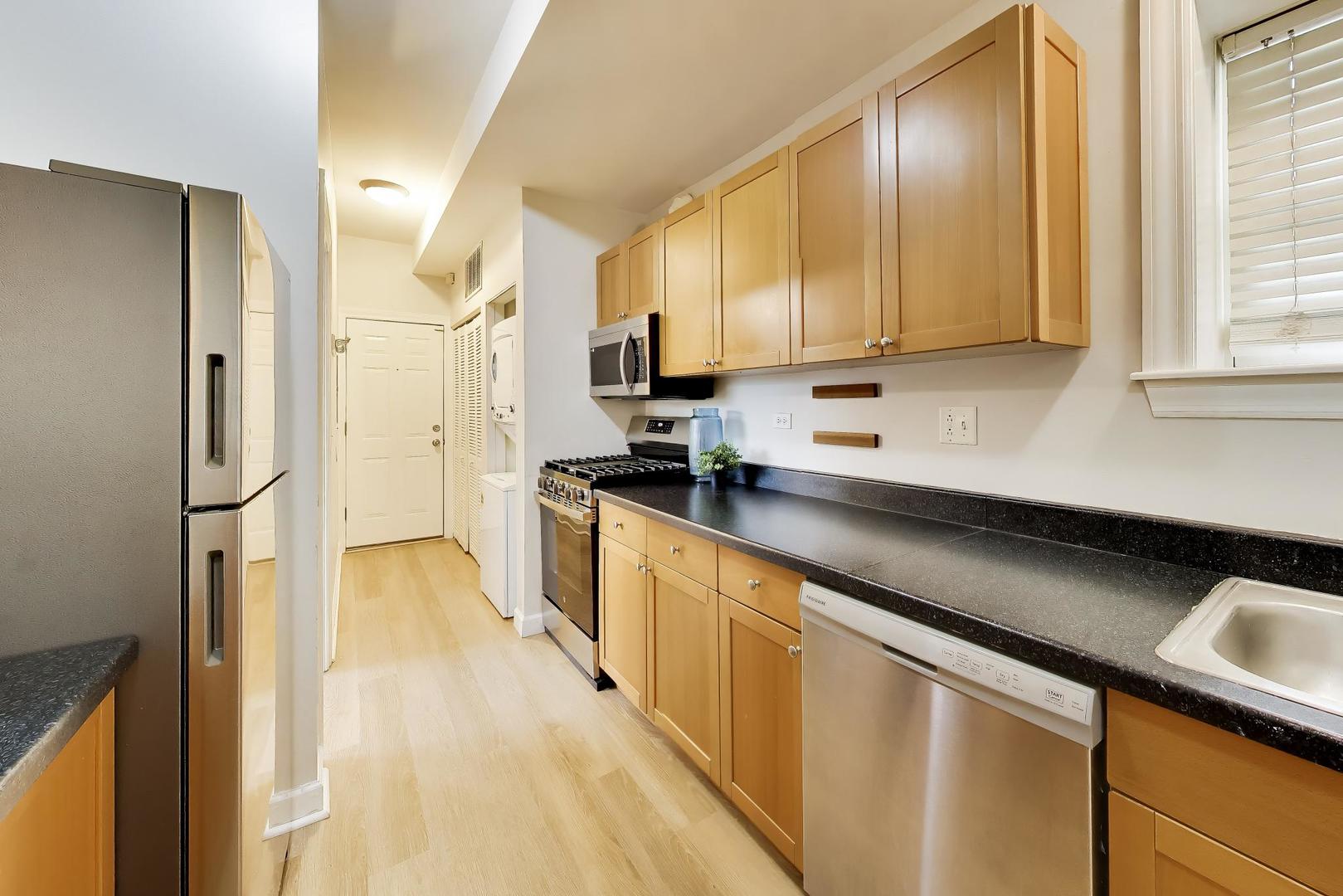 2927 N Gresham Avenue Unit: 1