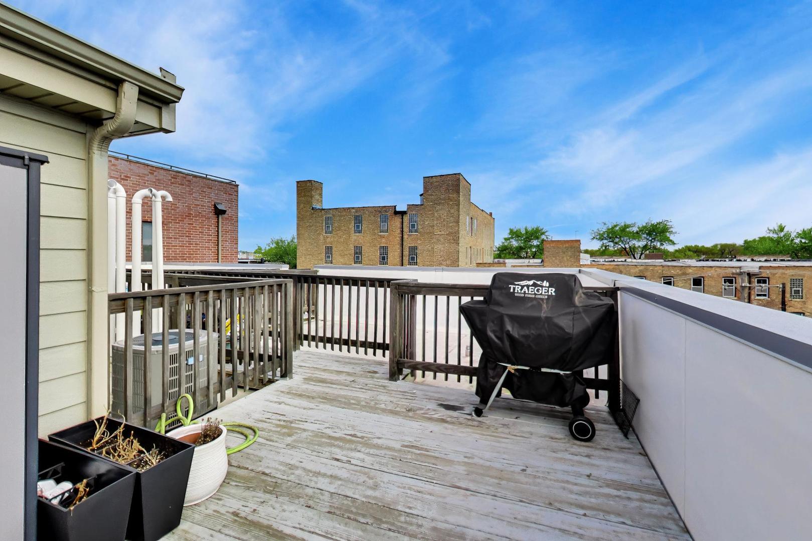 2140 W Rice Street Unit: 2E