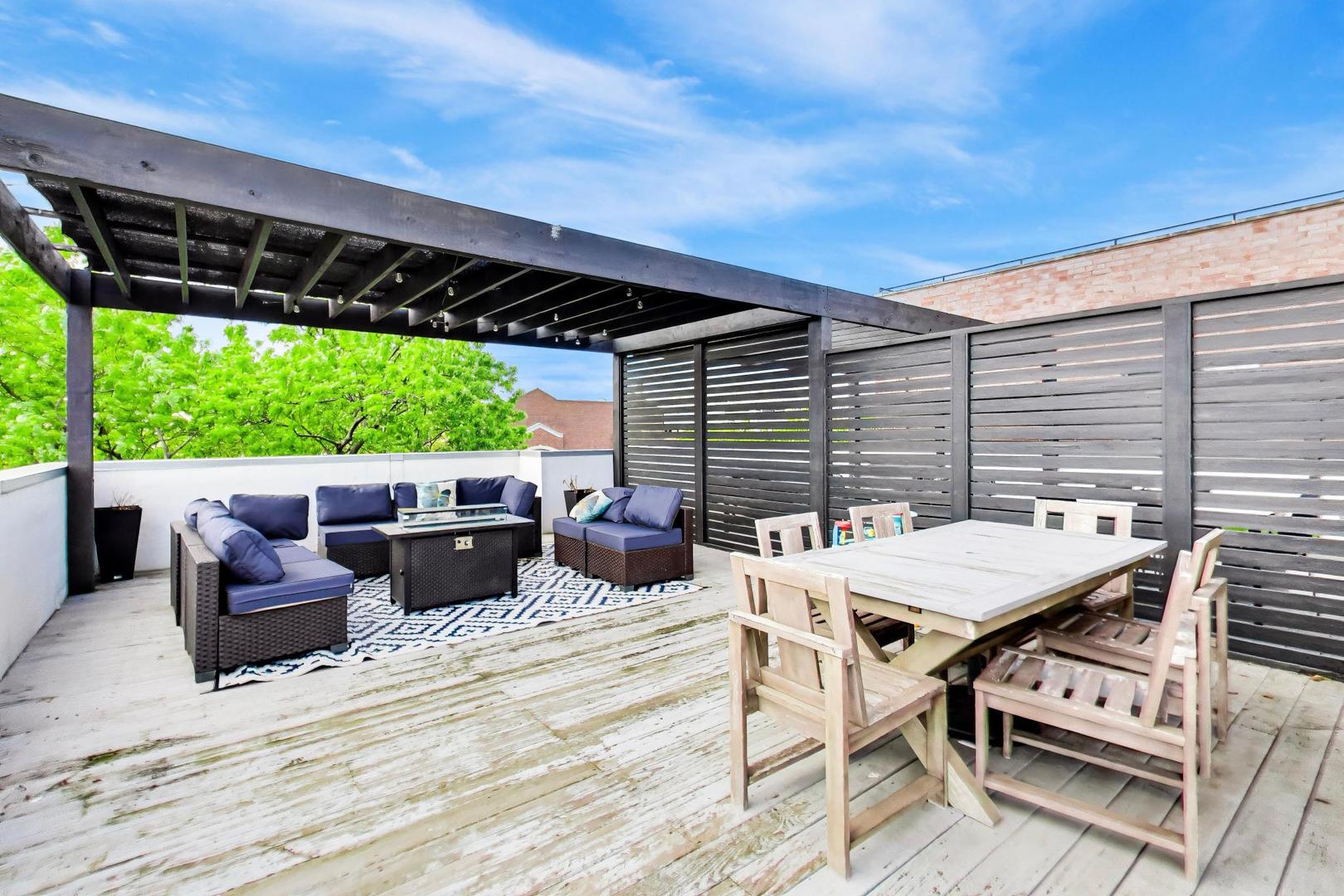 2140 W Rice Street Unit: 2E