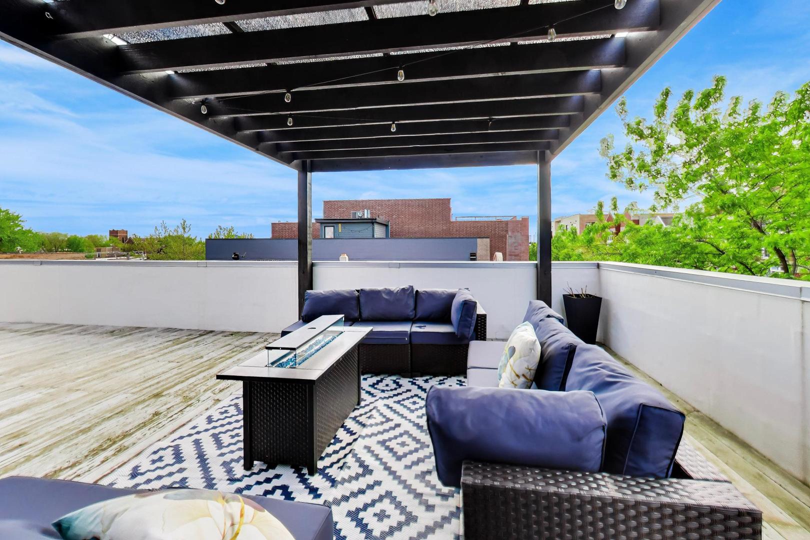 2140 W Rice Street Unit: 2E