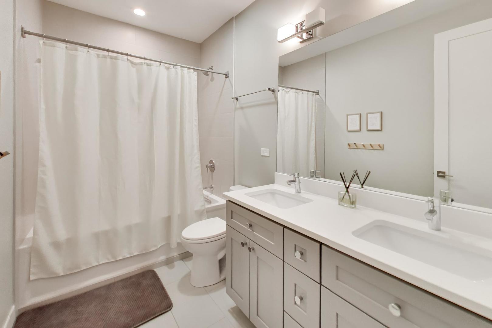 2140 W Rice Street Unit: 2E