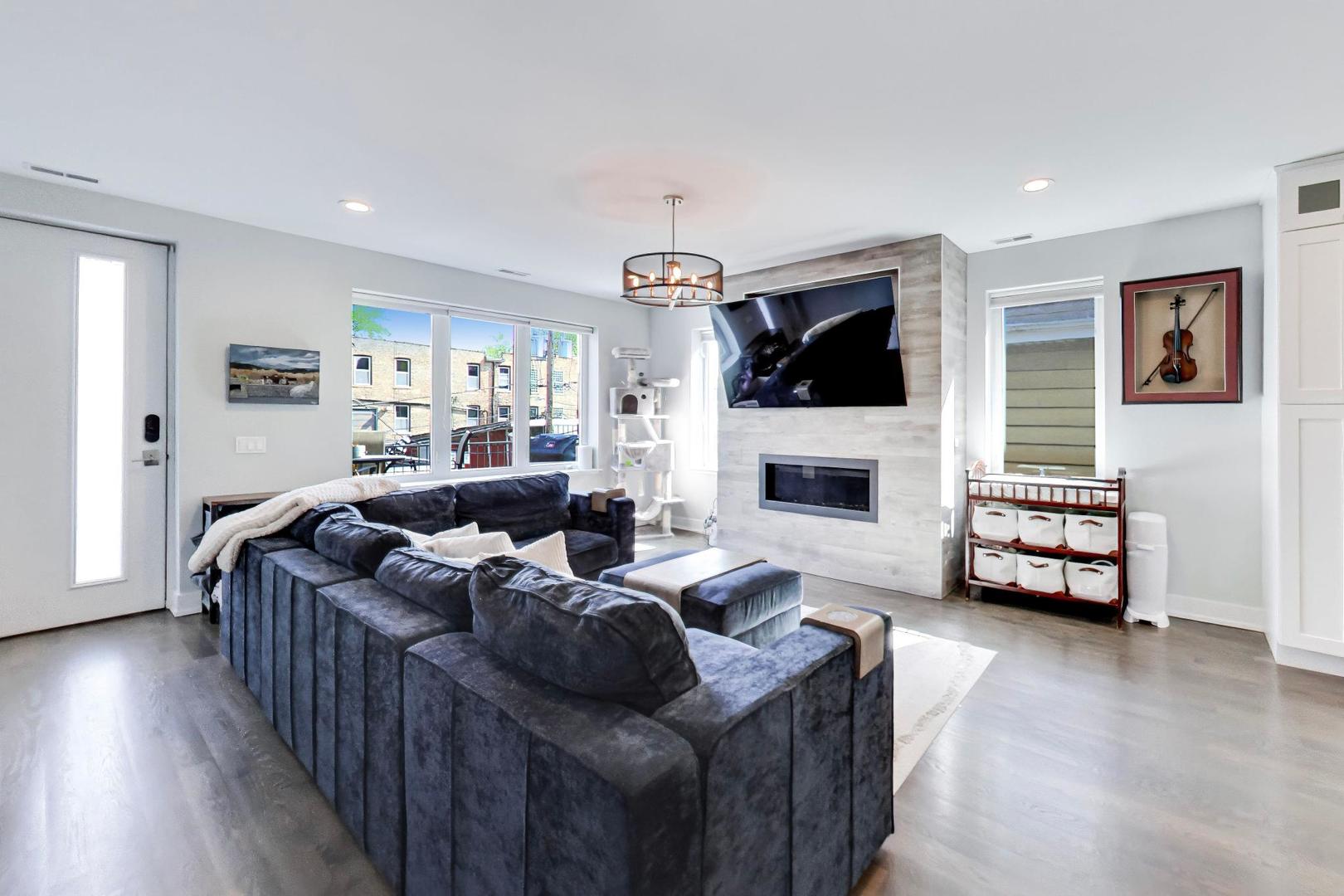 2140 W Rice Street Unit: 2E