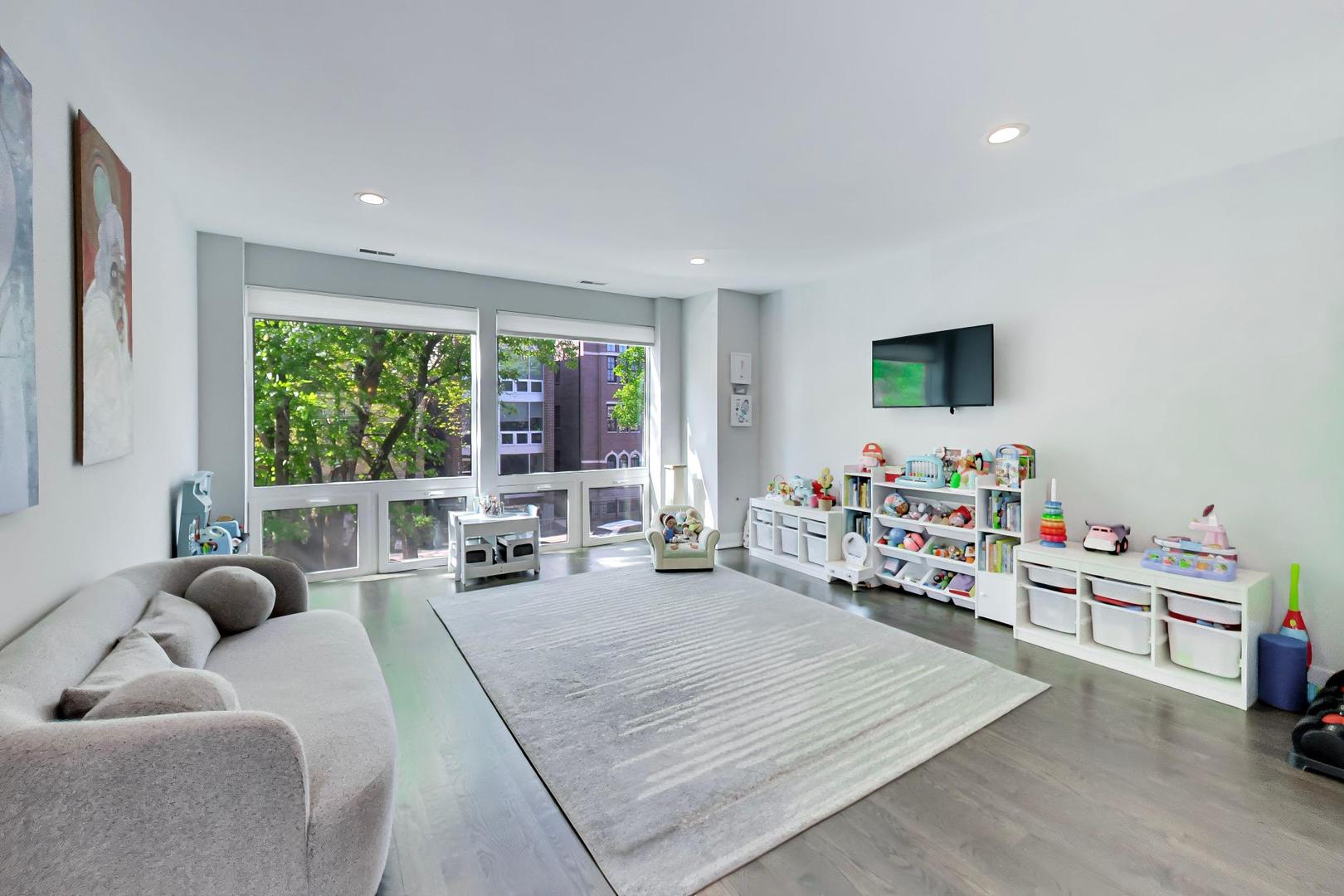 2140 W Rice Street Unit: 2E