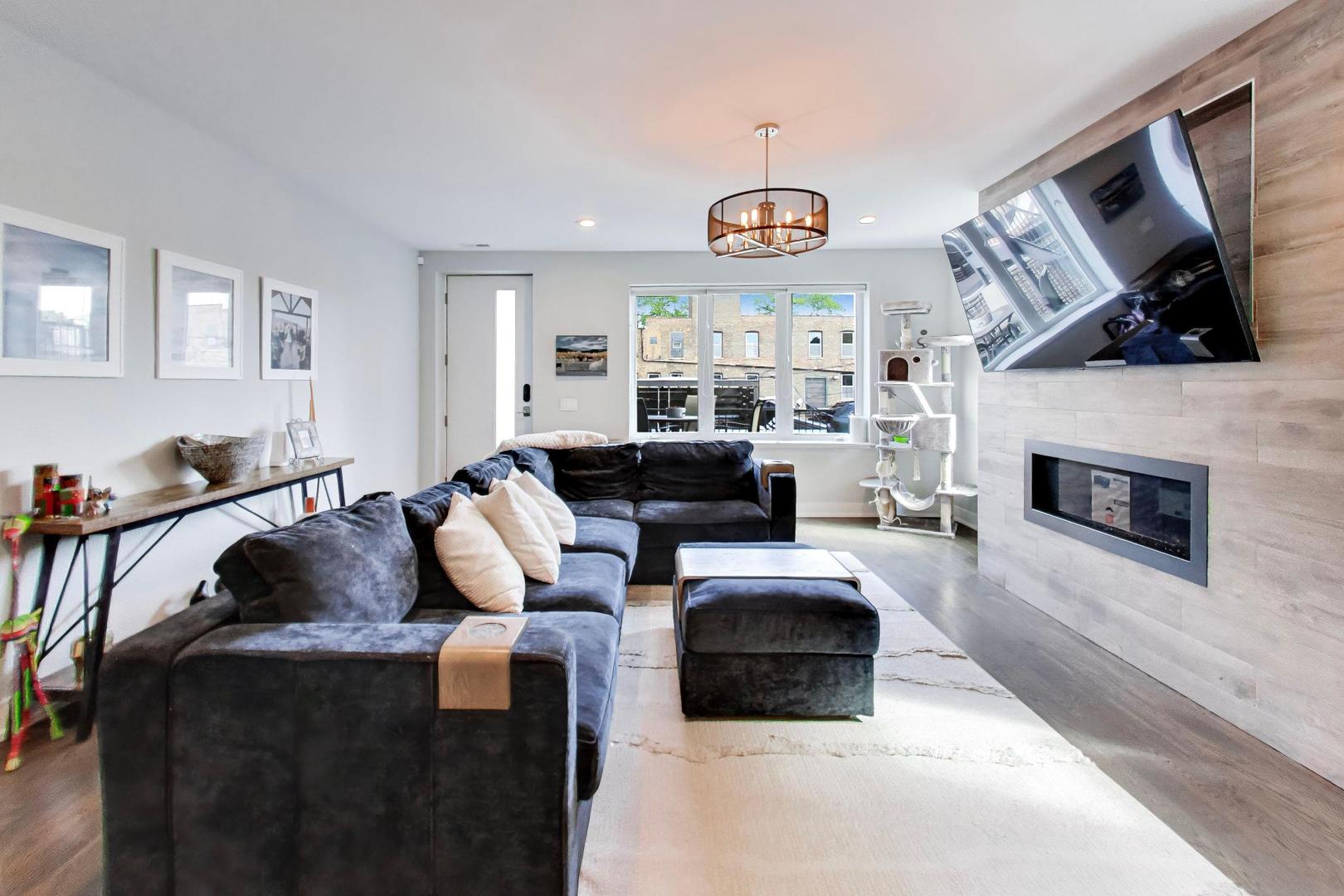 2140 W Rice Street Unit: 2E