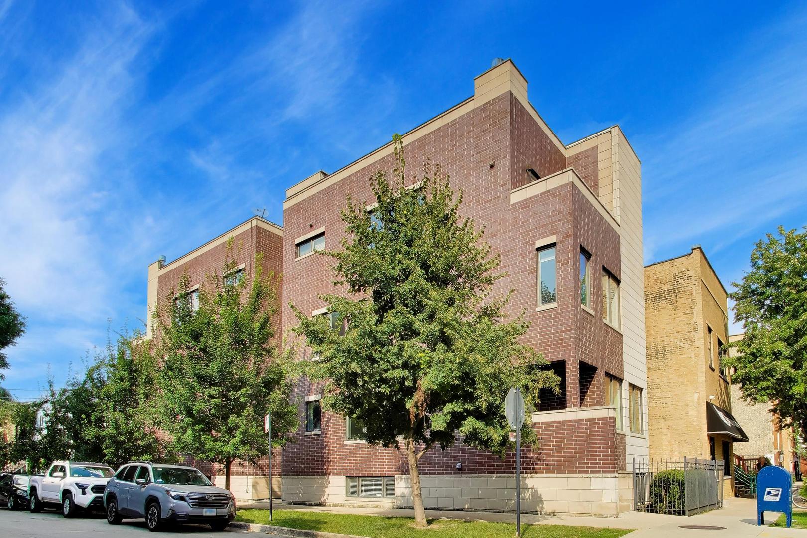 2224 W Roscoe Street Unit: A