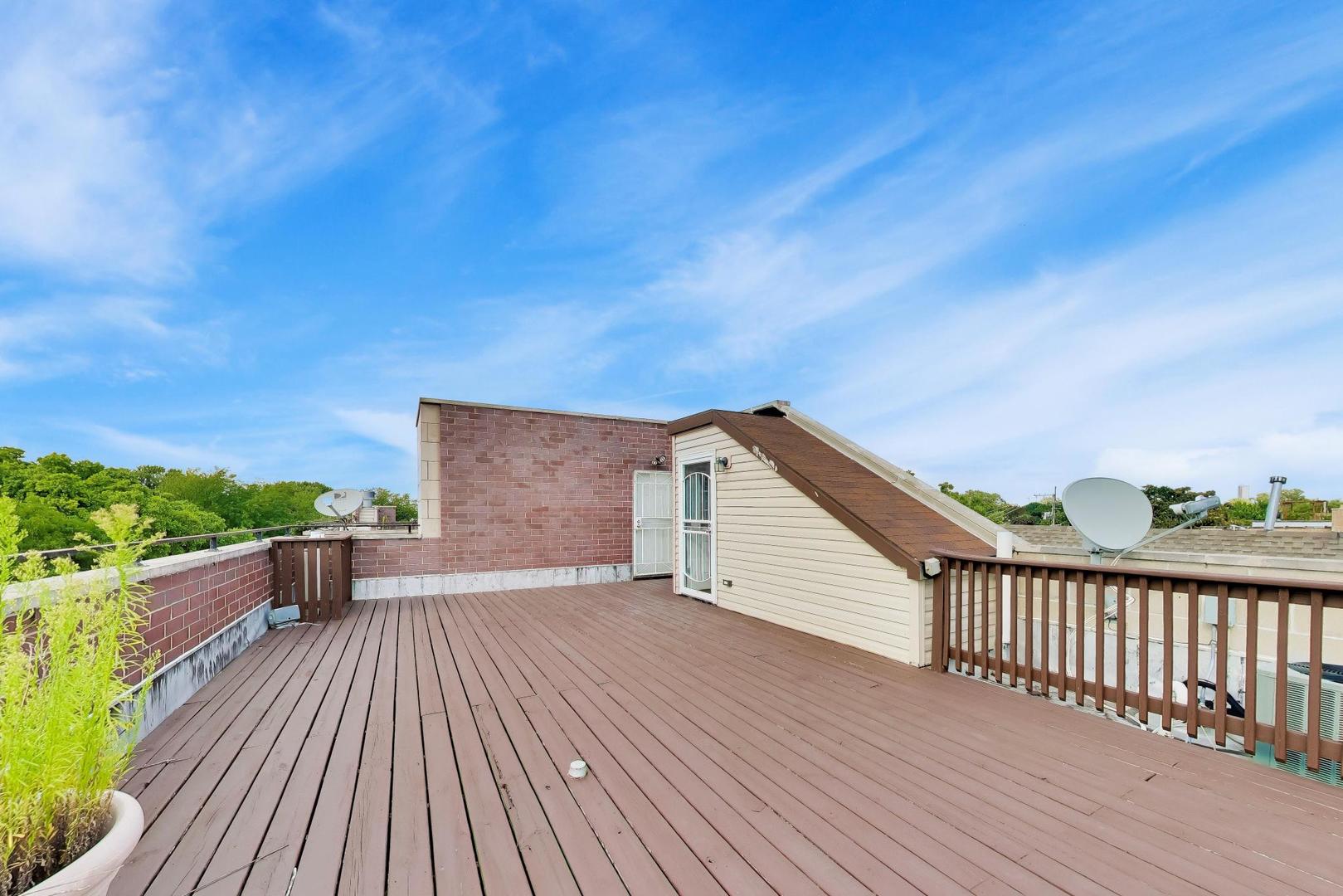 2224 W Roscoe Street Unit: A