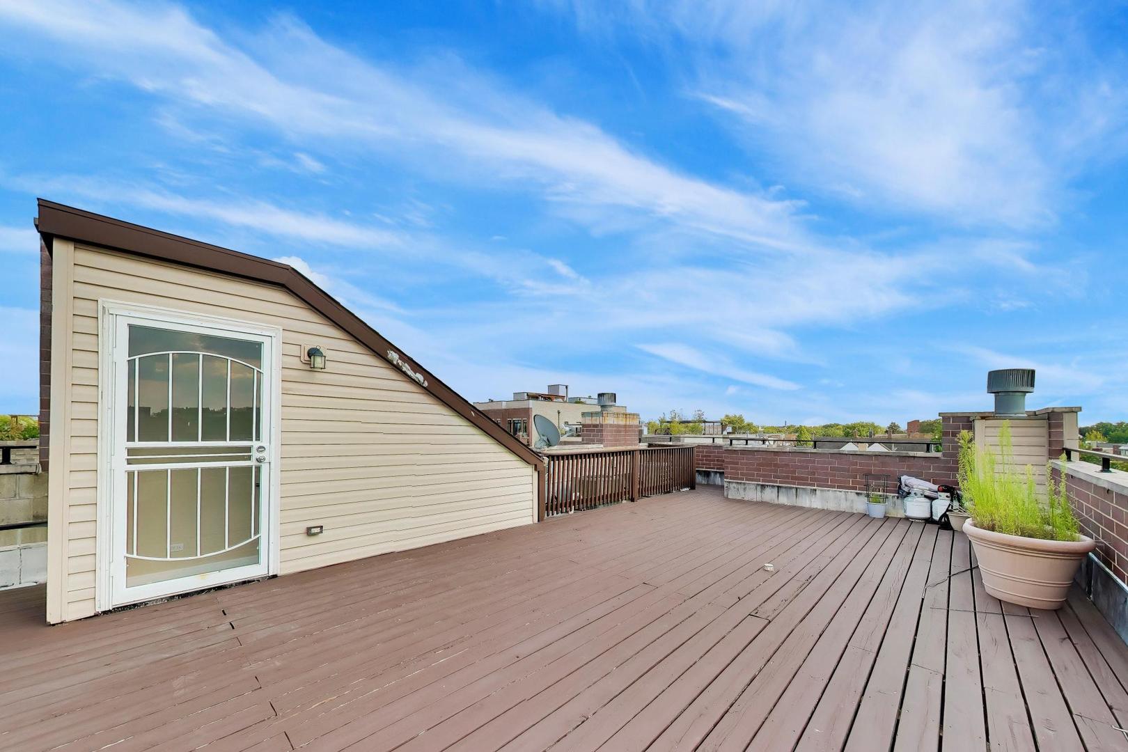 2224 W Roscoe Street Unit: A