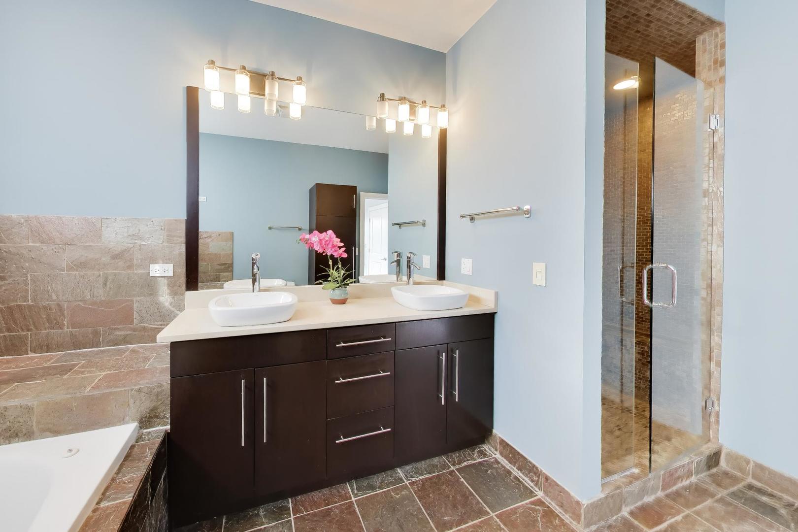 2224 W Roscoe Street Unit: A
