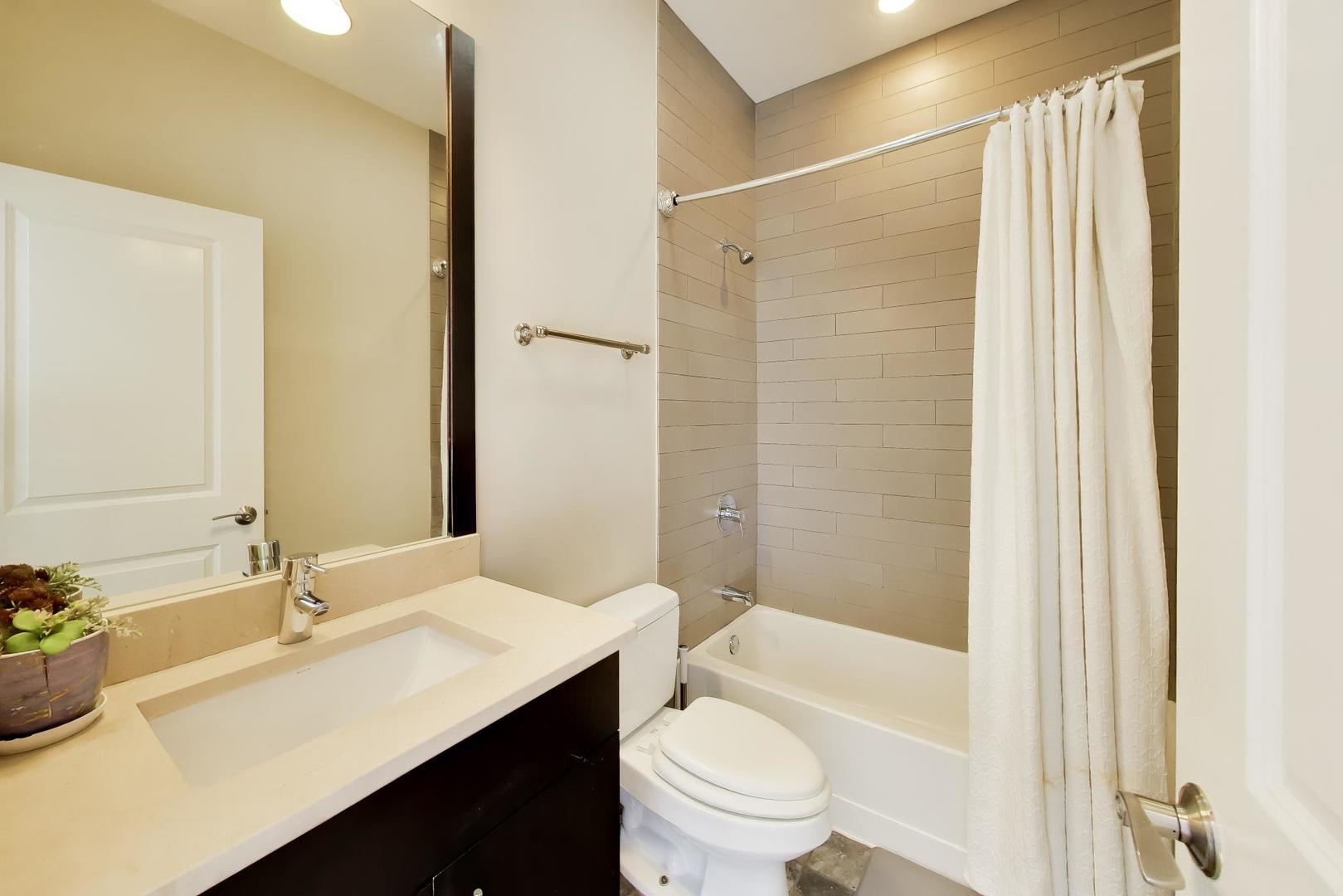 2224 W Roscoe Street Unit: A