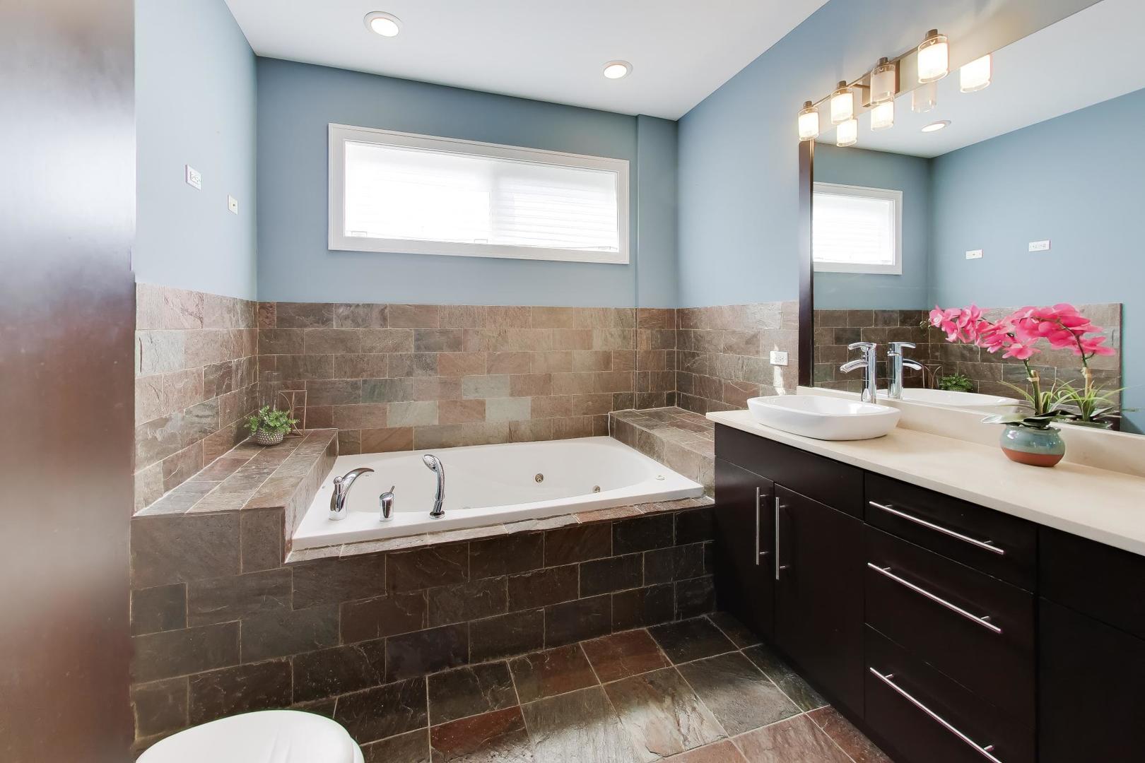 2224 W Roscoe Street Unit: A