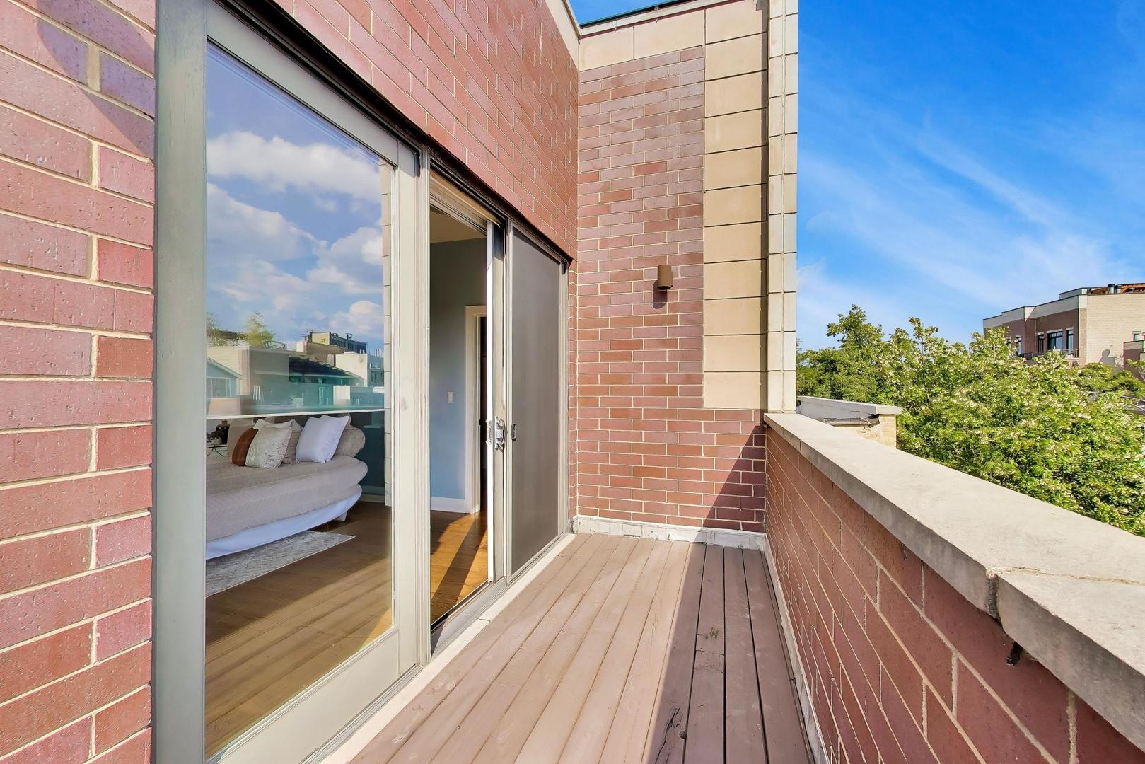 2224 W Roscoe Street Unit: A