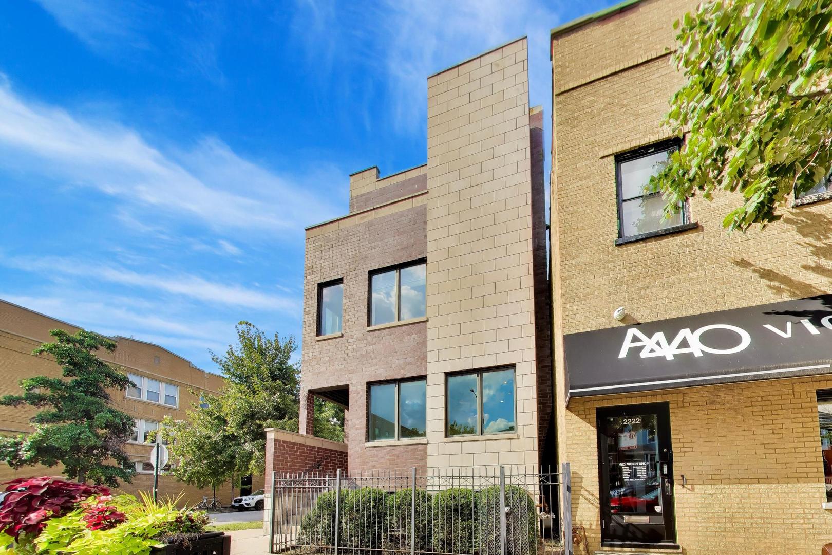2224 W Roscoe Street Unit: A