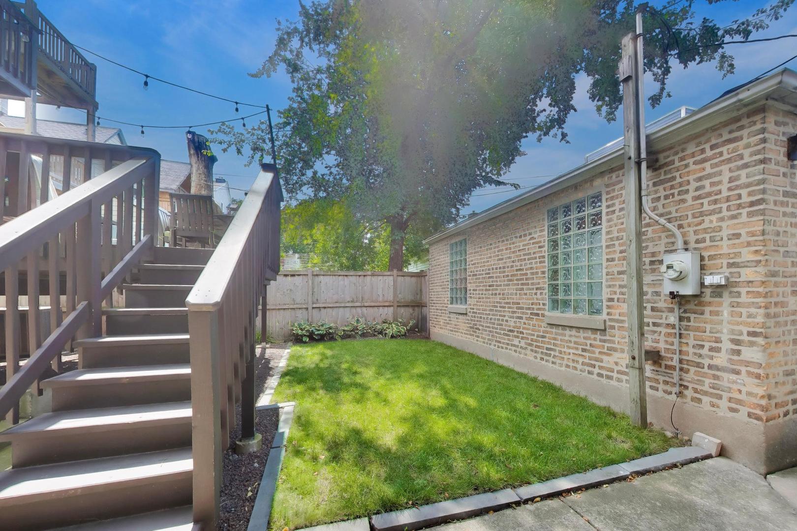 3242 N Leavitt Street