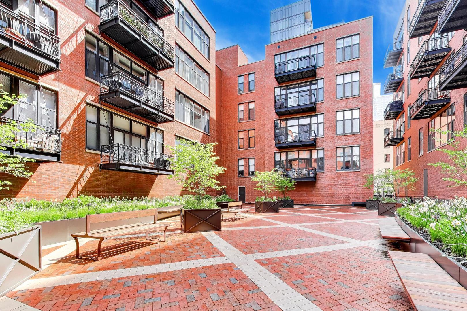333 W Hubbard Street Unit: 209