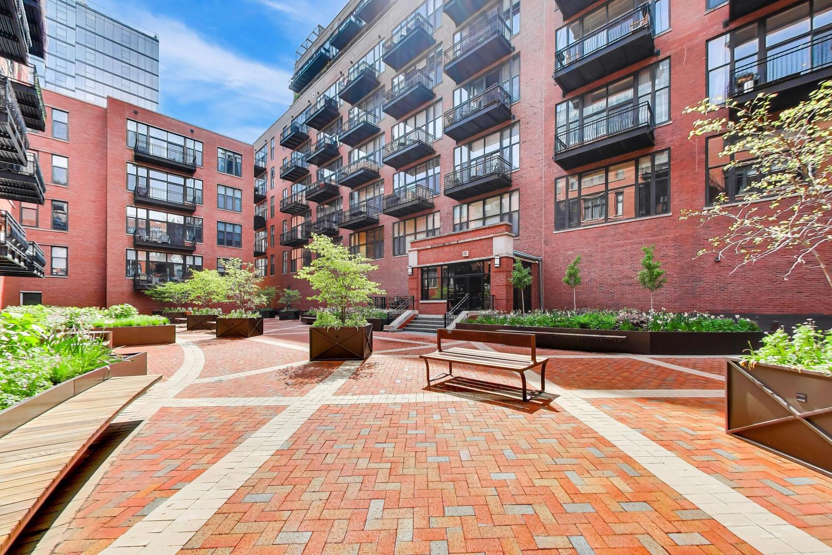 333 W Hubbard Street Unit: 209