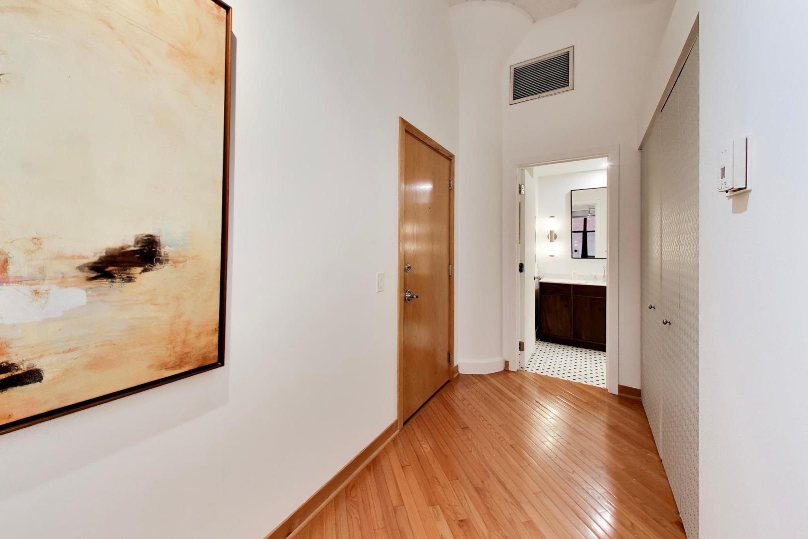 333 W Hubbard Street Unit: 209