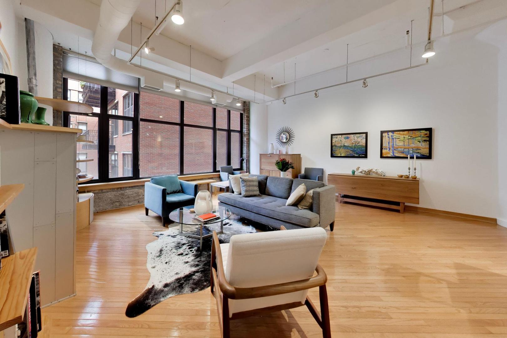 333 W Hubbard Street Unit: 209