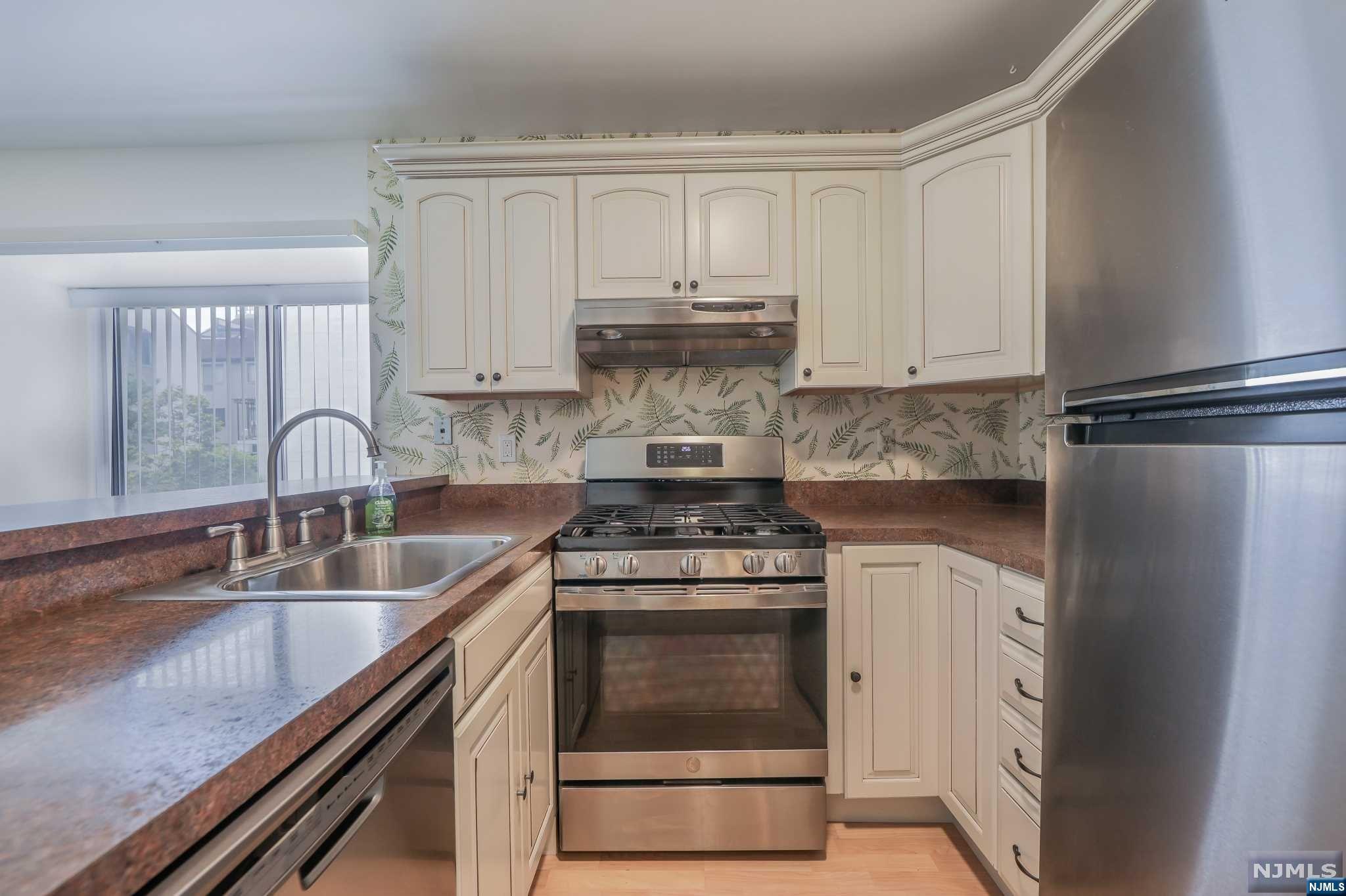 101 W Ridge Mews 101