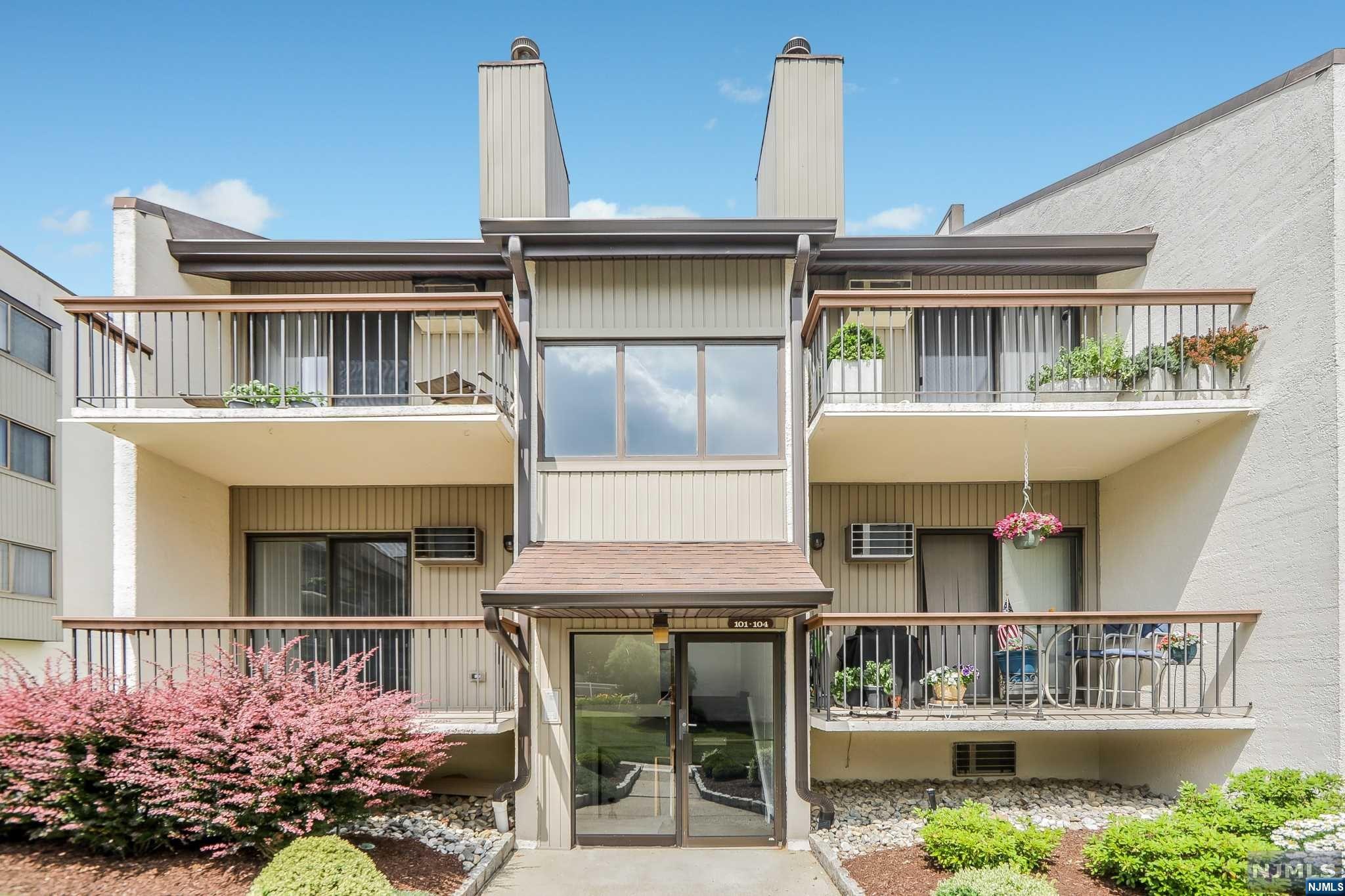 101 W Ridge Mews 101