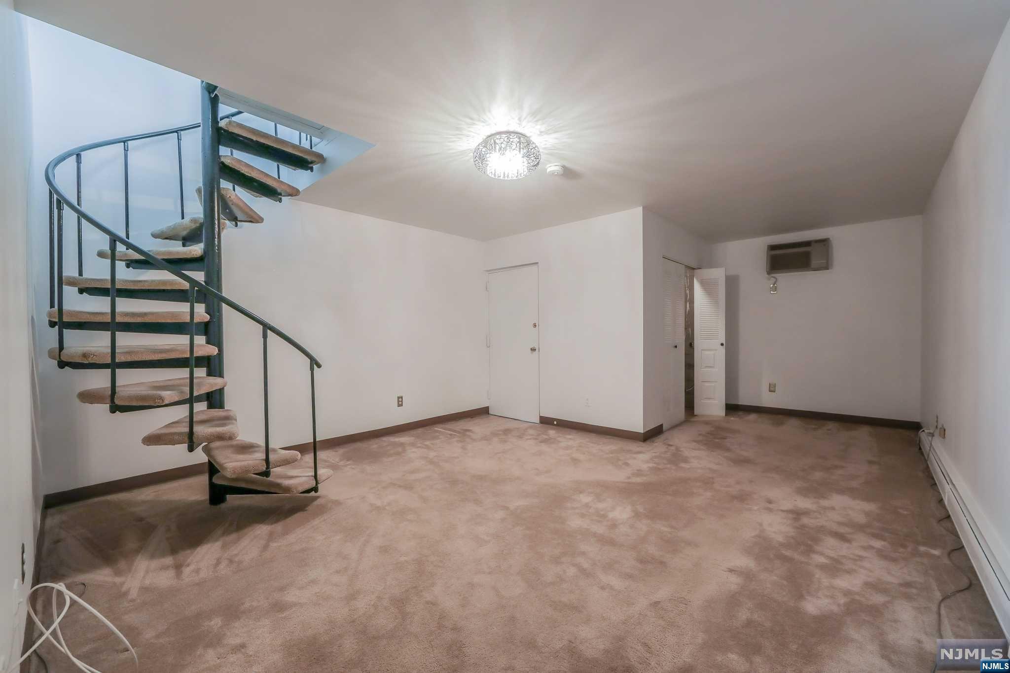 101 W Ridge Mews 101
