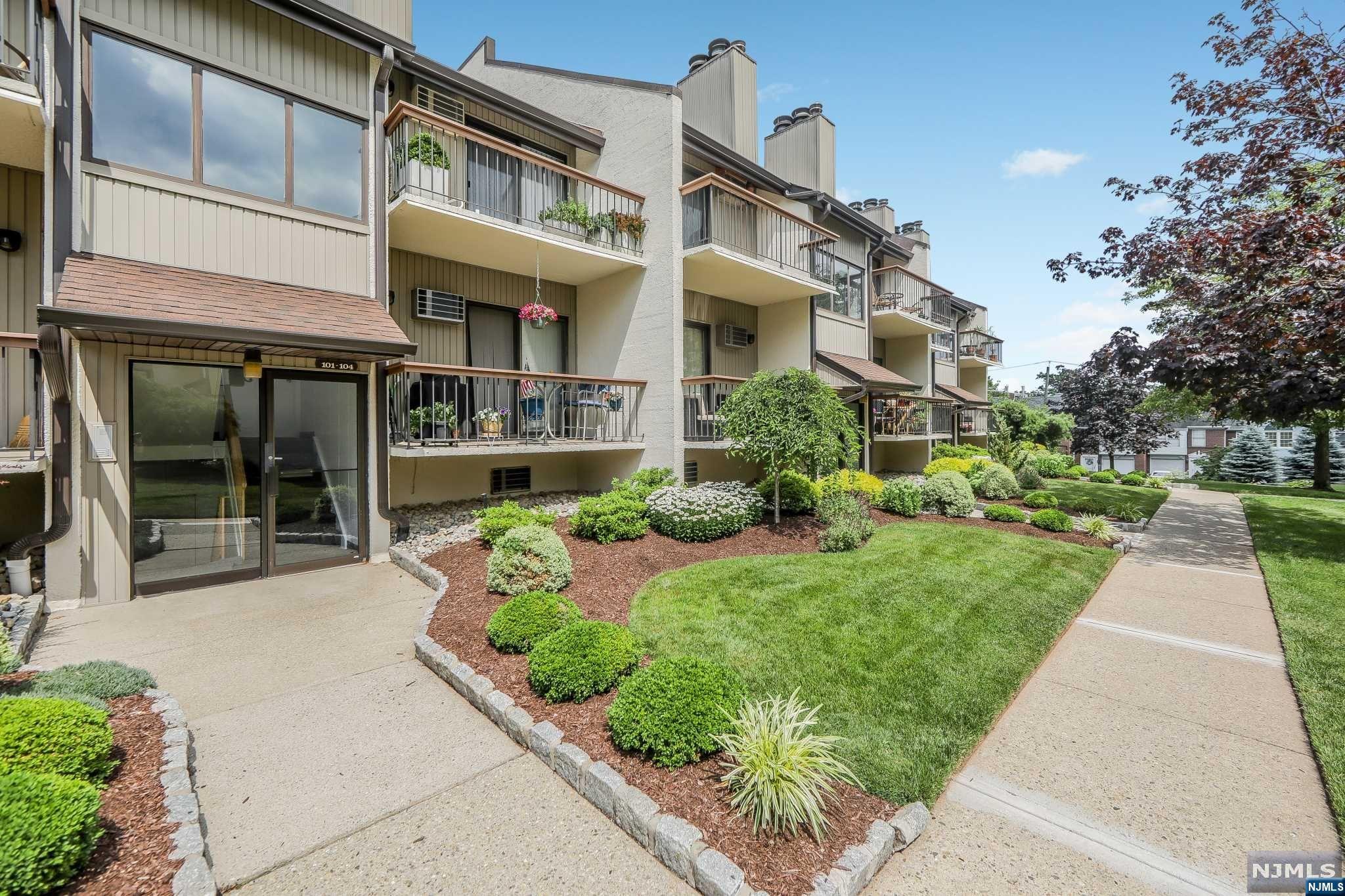 101 W Ridge Mews 101