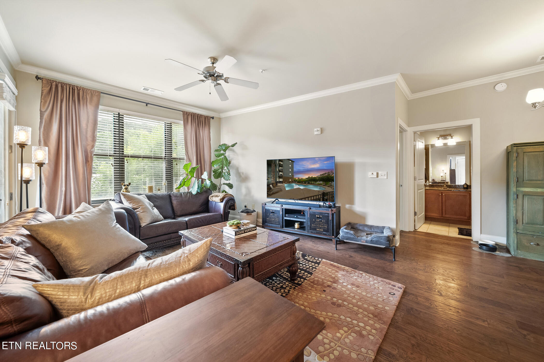 445 W Blount Ave, 301