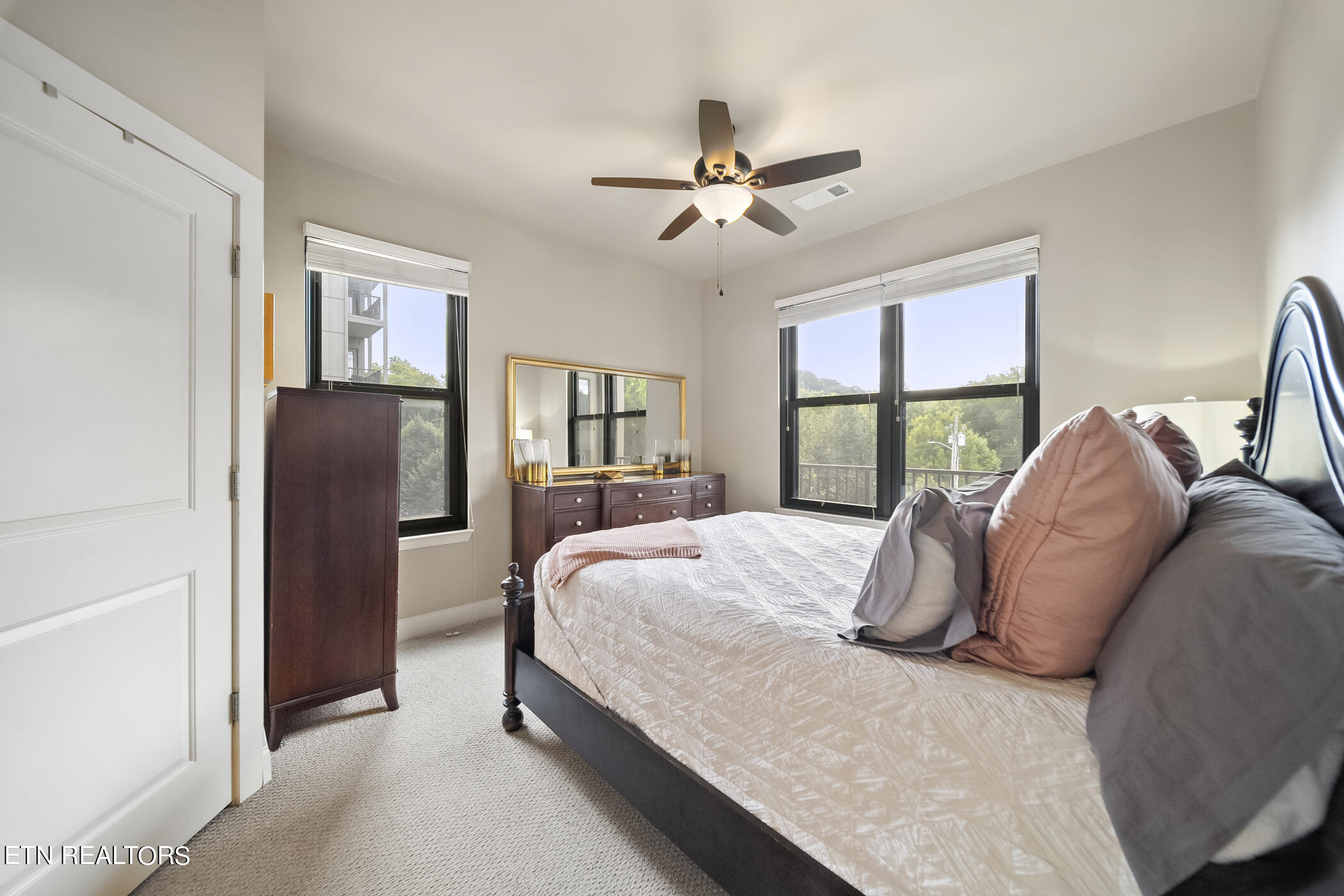 445 W Blount Ave, 301