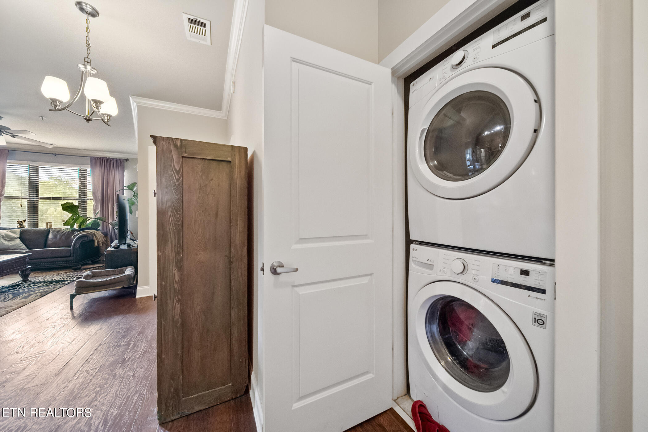 445 W Blount Ave, 301