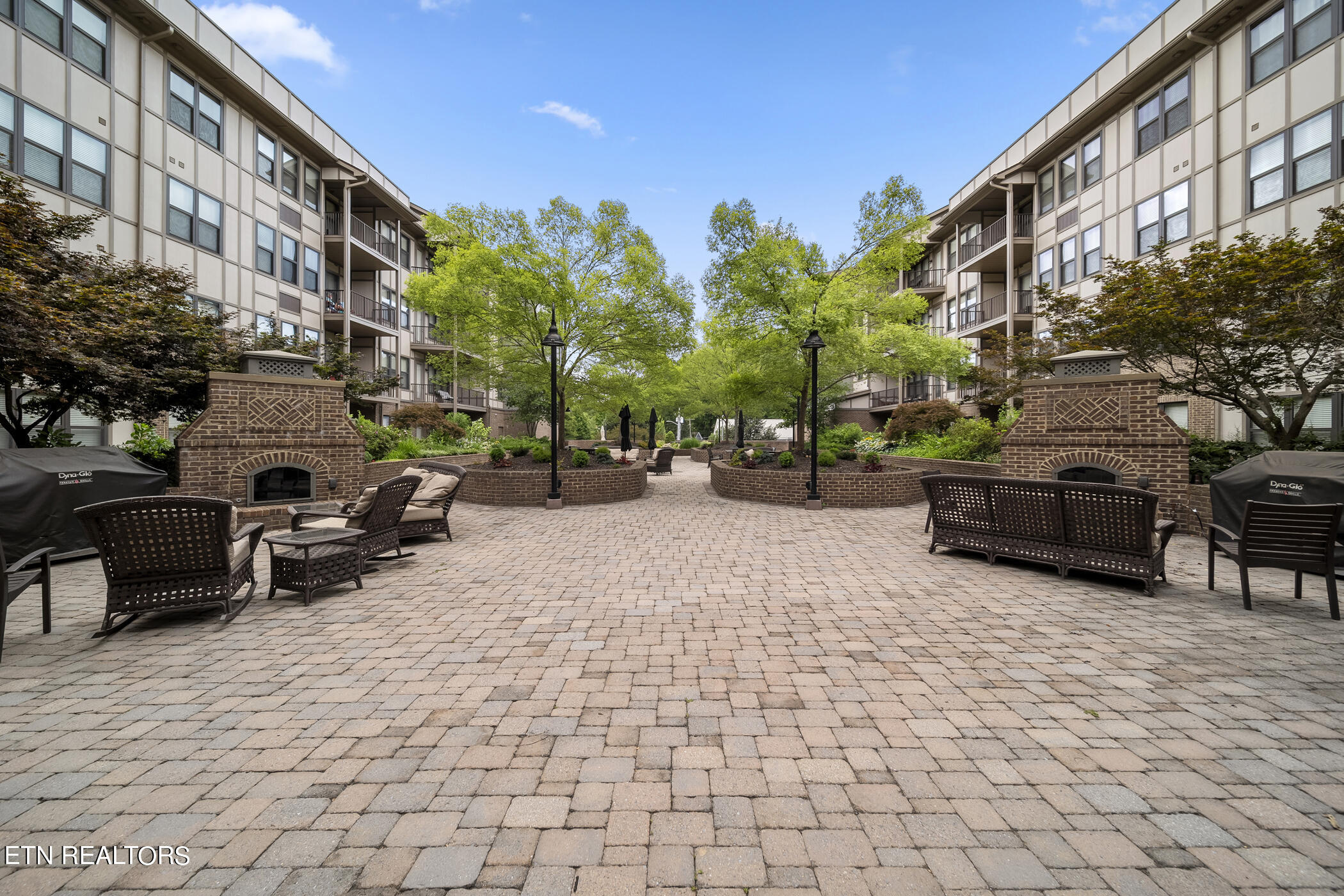 445 W Blount Ave, 301