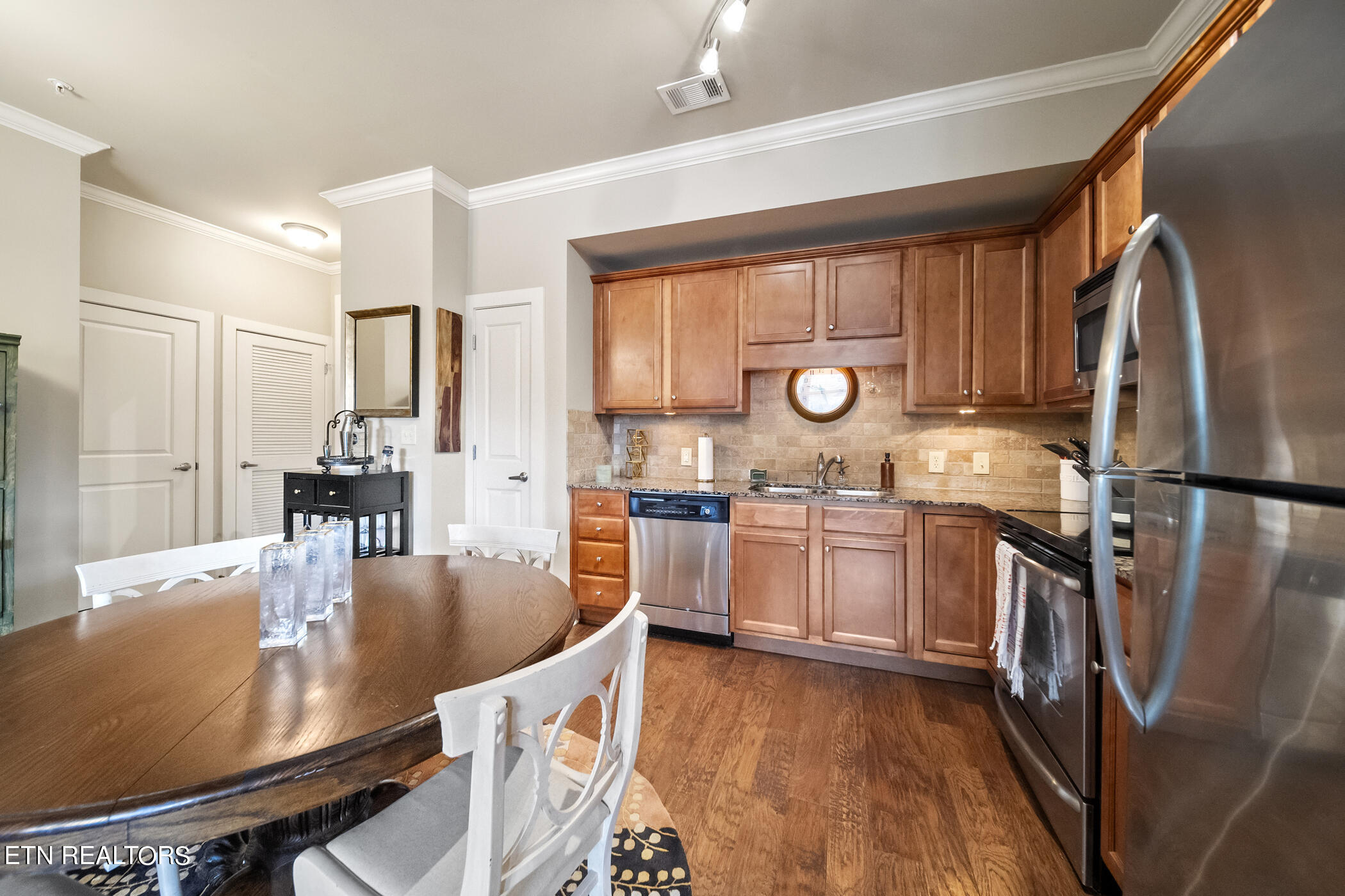 445 W Blount Ave, 301