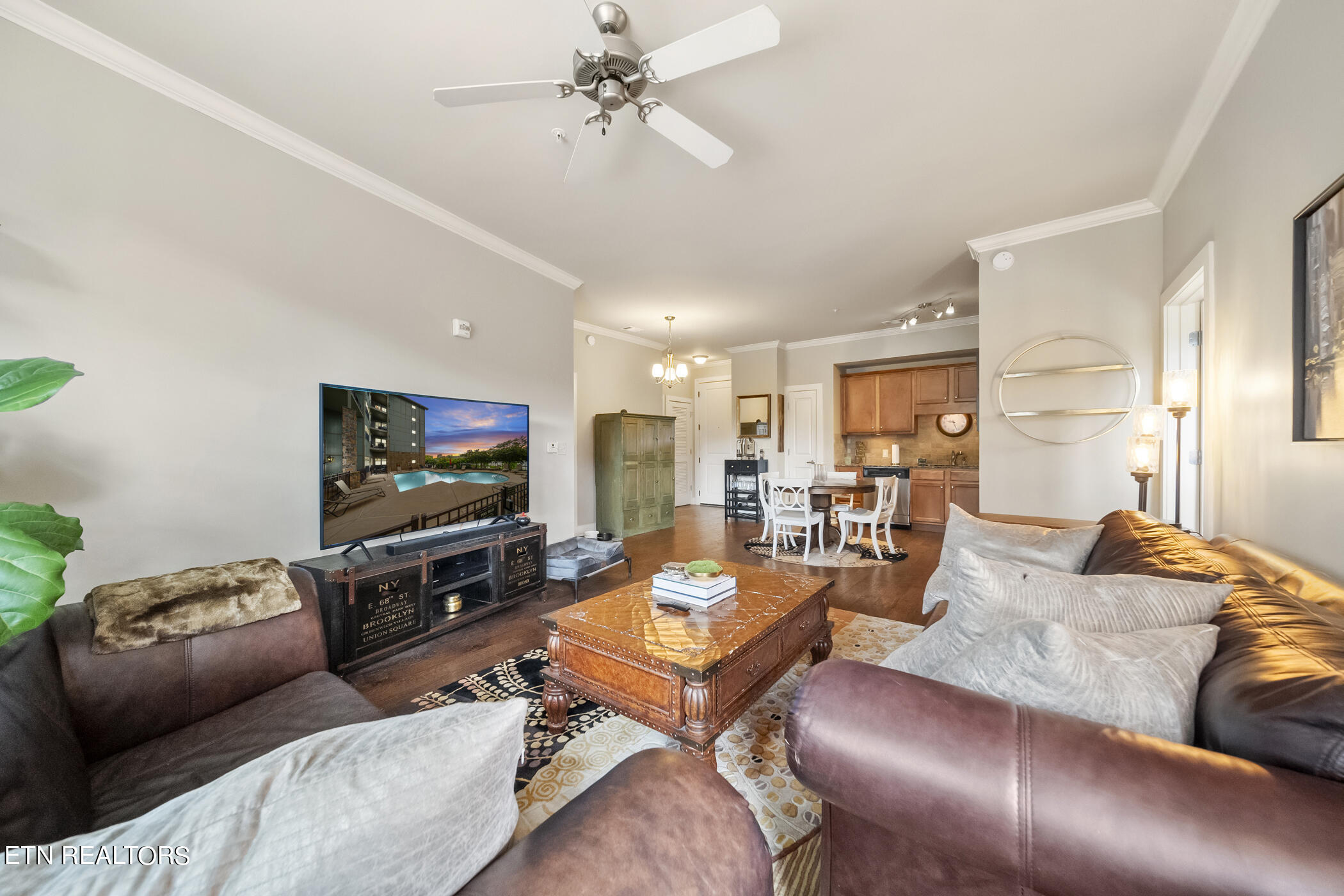 445 W Blount Ave, 301