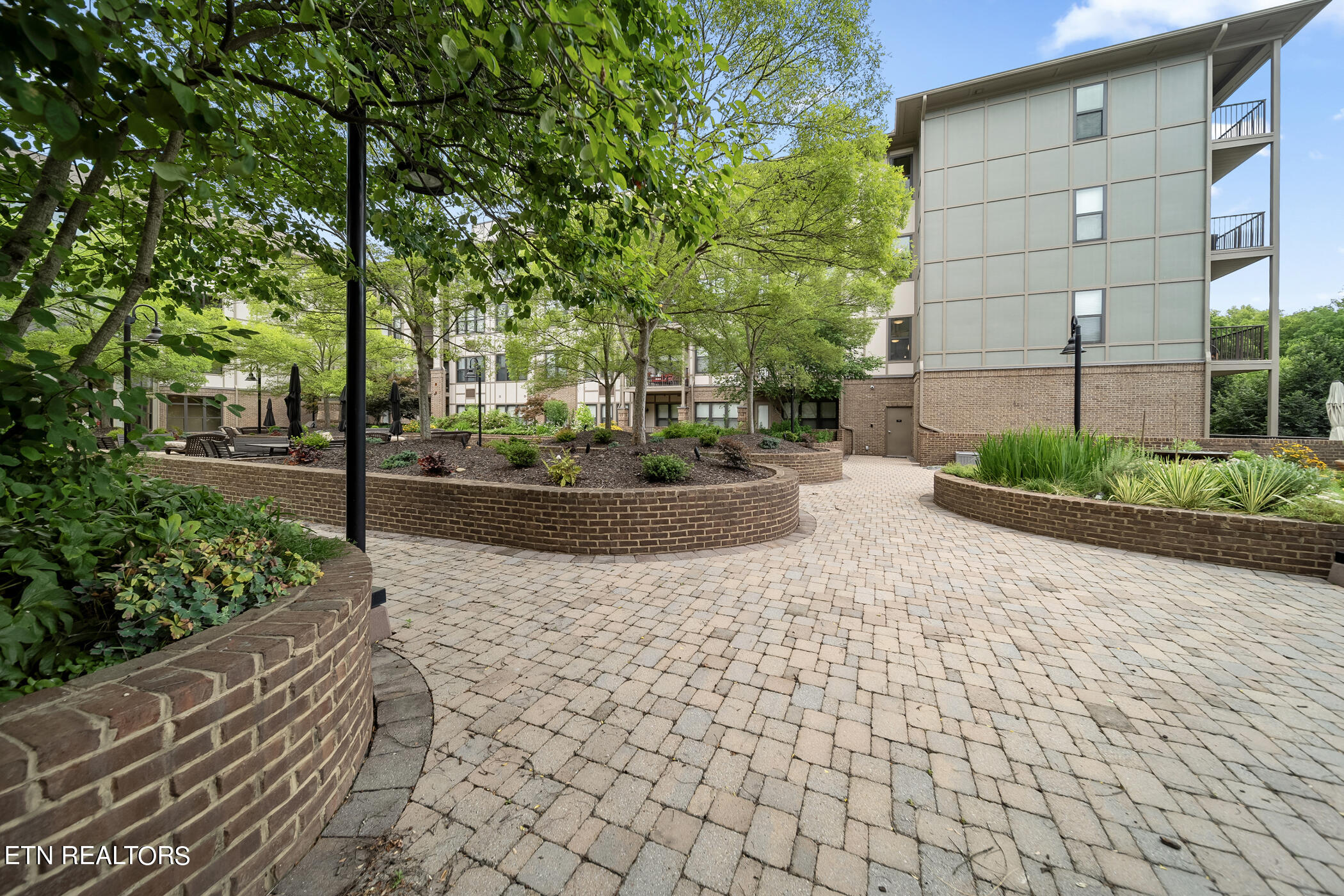 445 W Blount Ave, 301