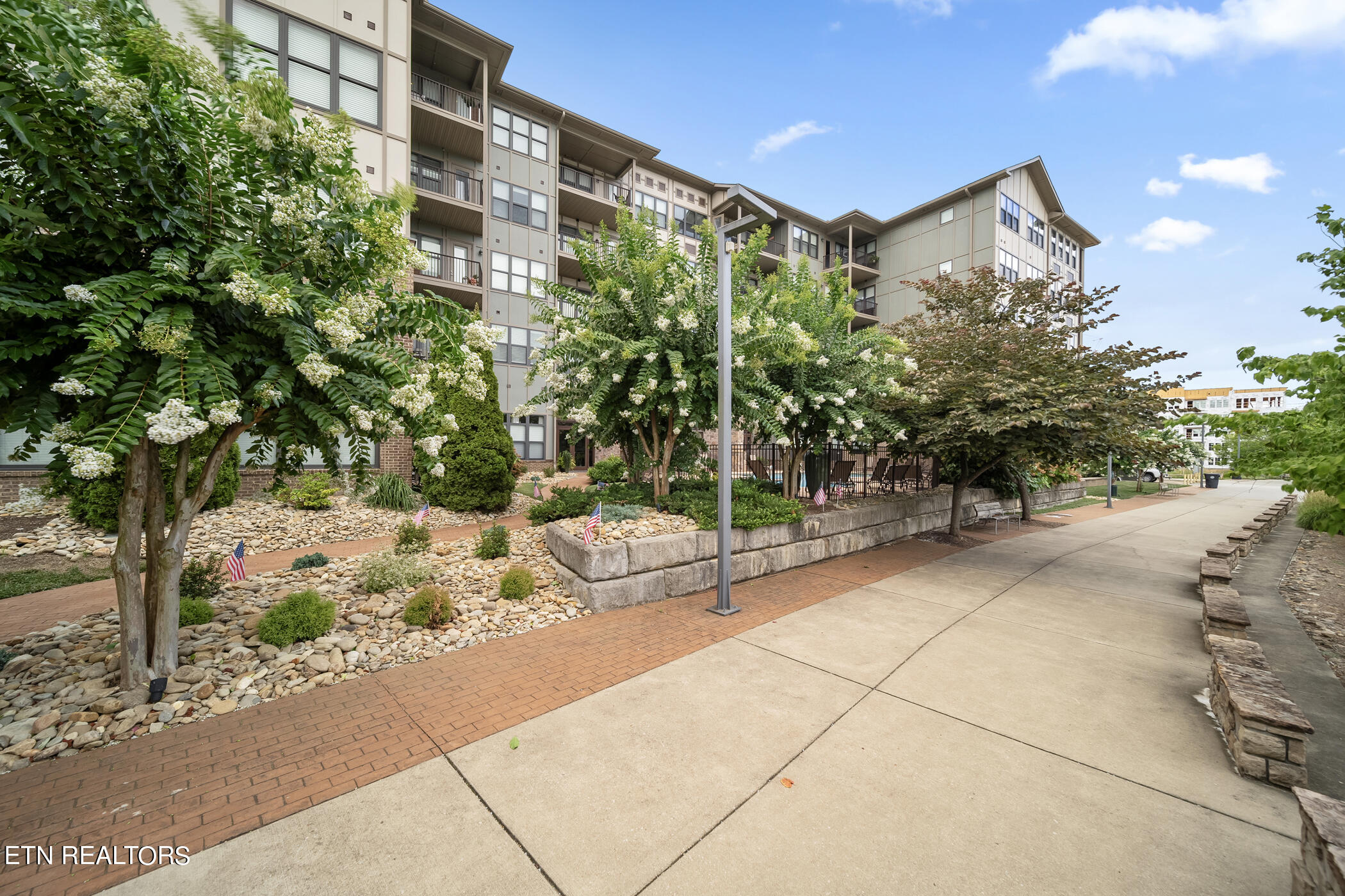 445 W Blount Ave, 301