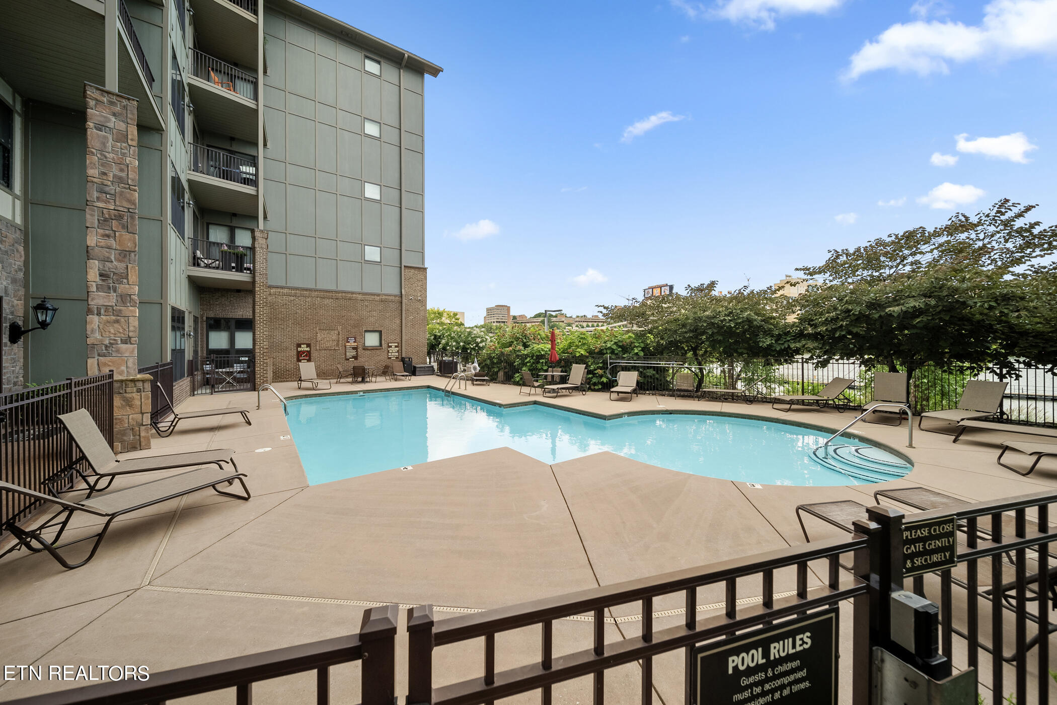 445 W Blount Ave, 301