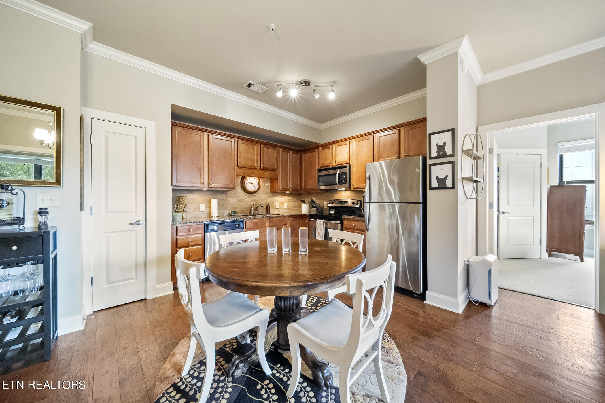 445 W Blount Ave, 301
