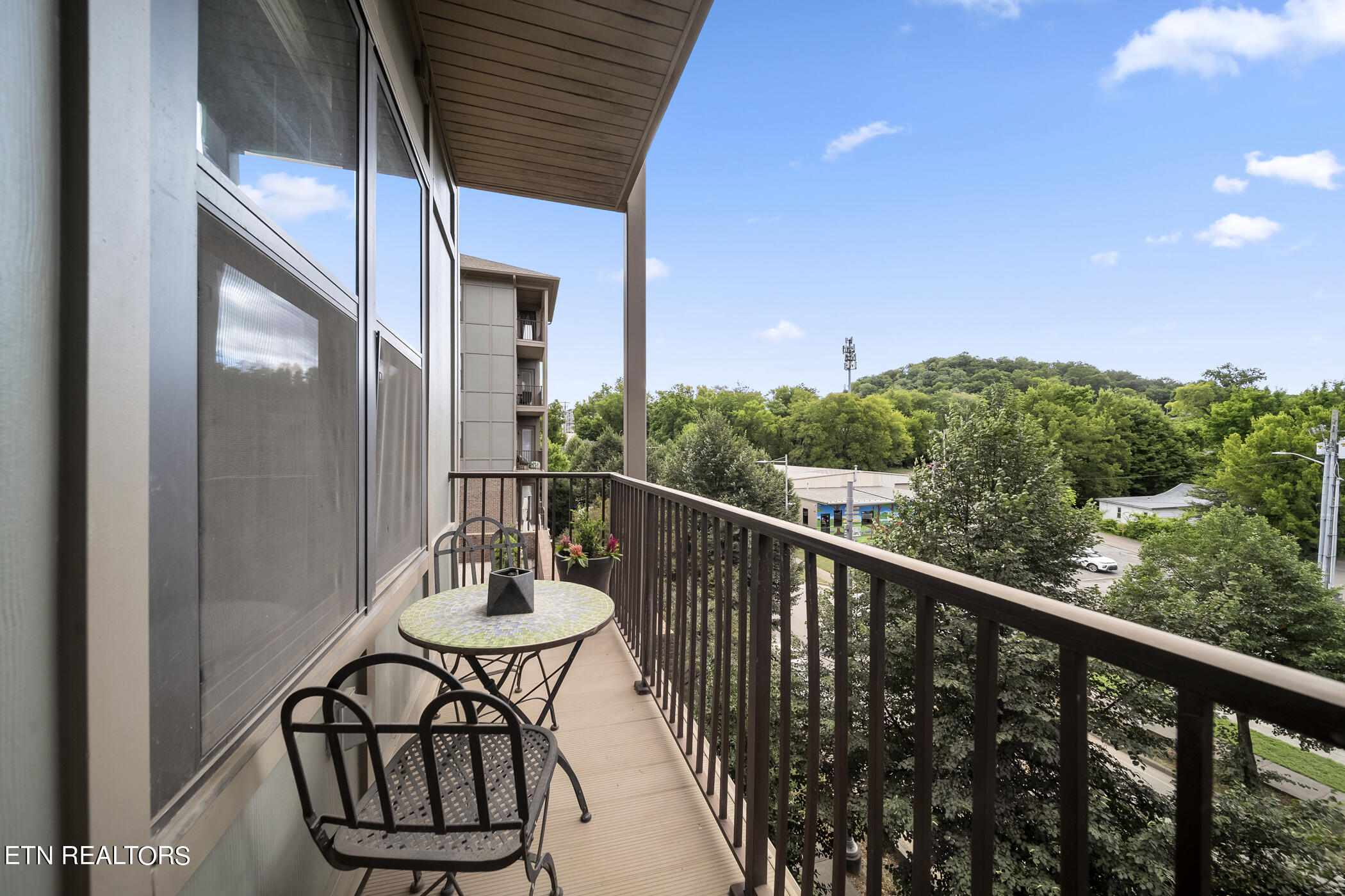 445 W Blount Ave, 301