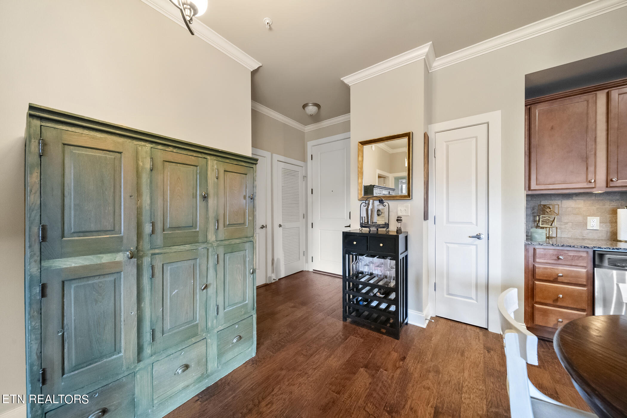 445 W Blount Ave, 301