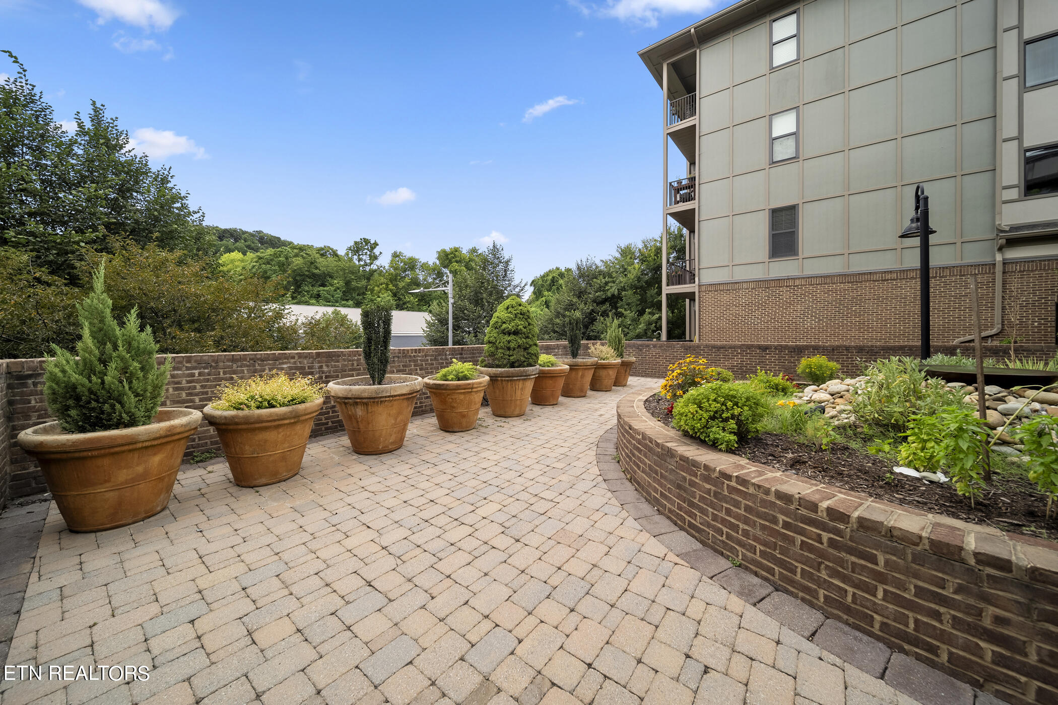 445 W Blount Ave, 301