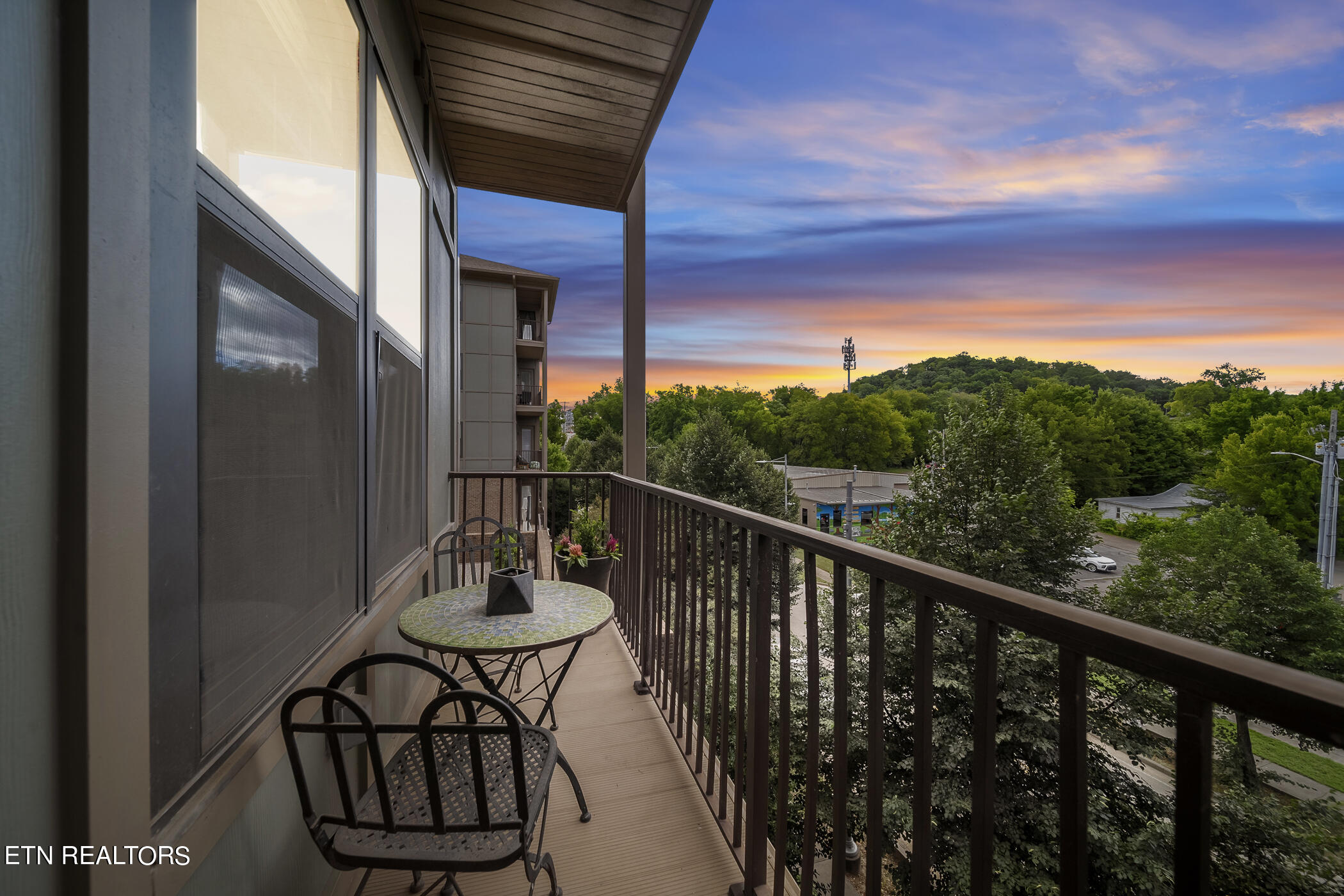 445 W Blount Ave, 301