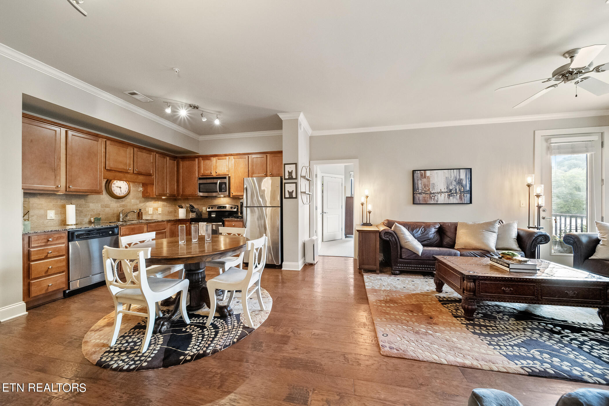 445 W Blount Ave, 301
