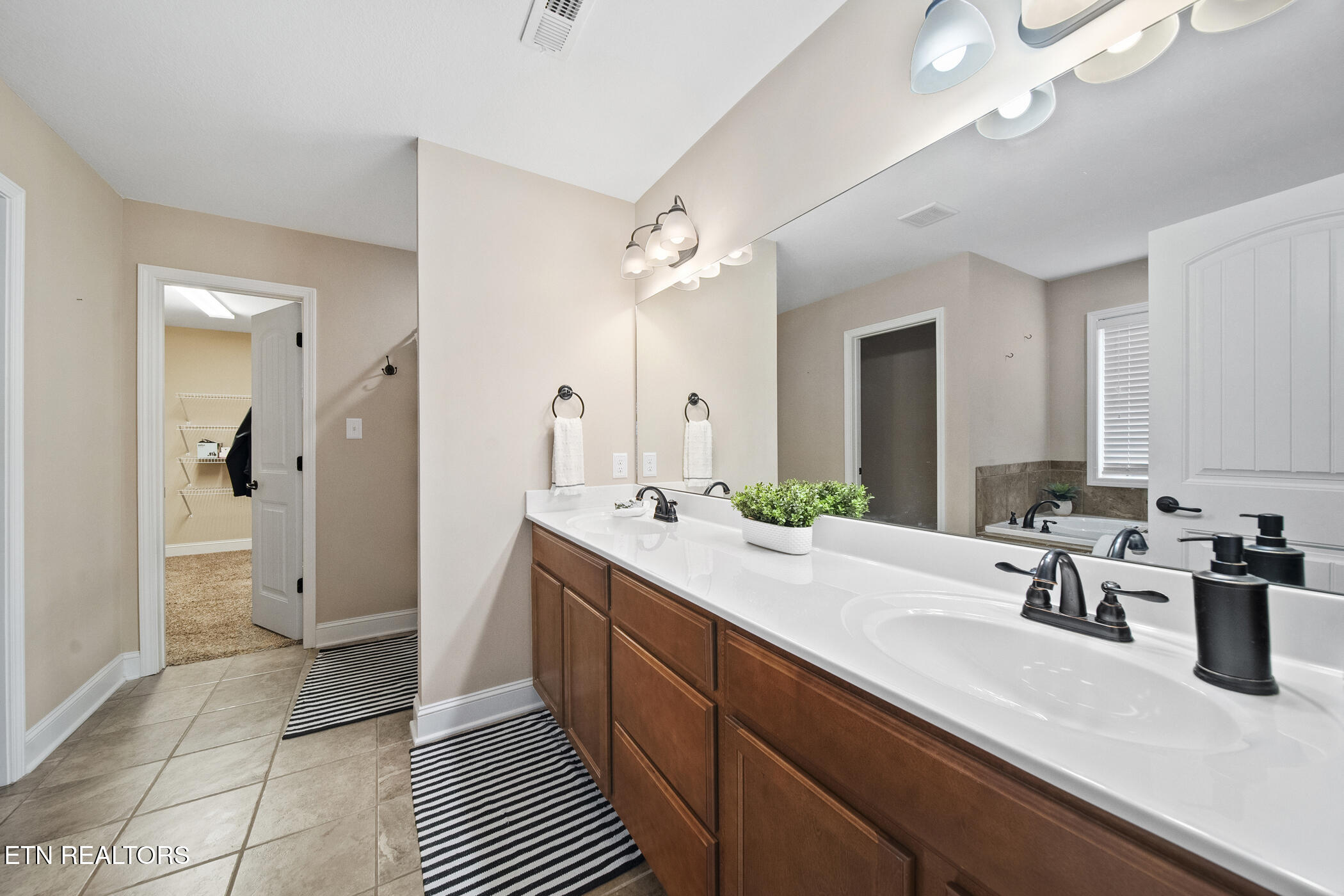 2905 Cambridge Shores Lane