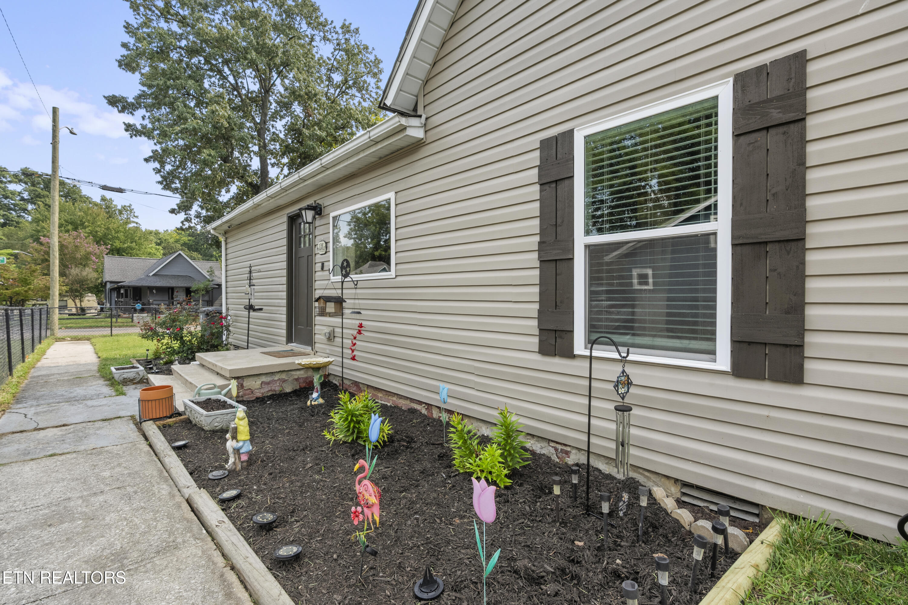 335 E Quincy Ave
