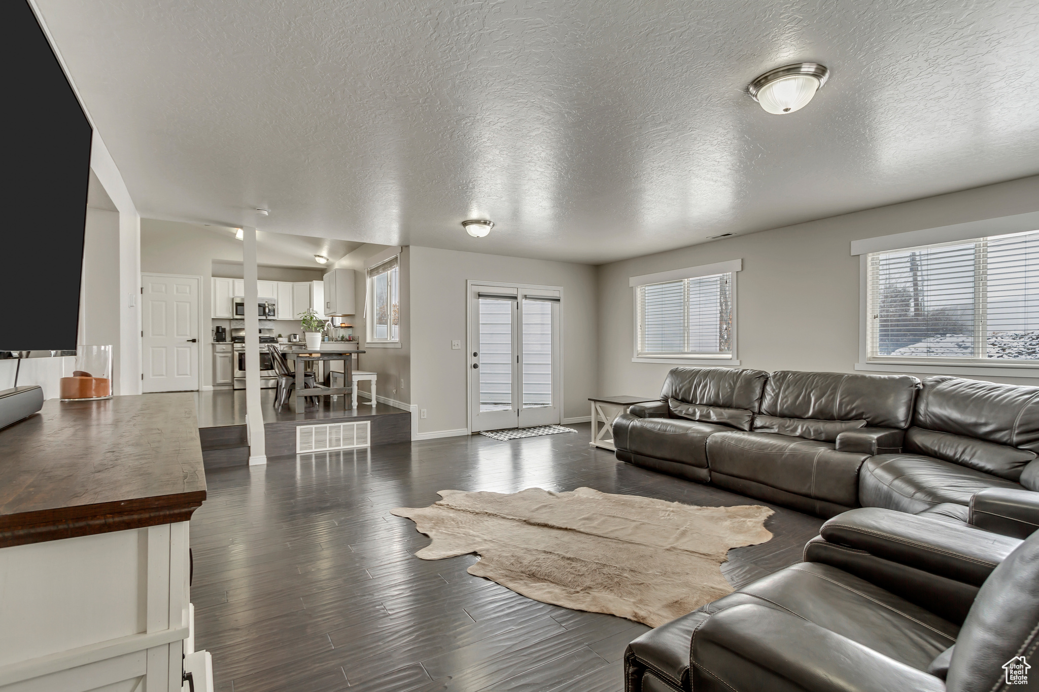 1445 E NAVAJO DR