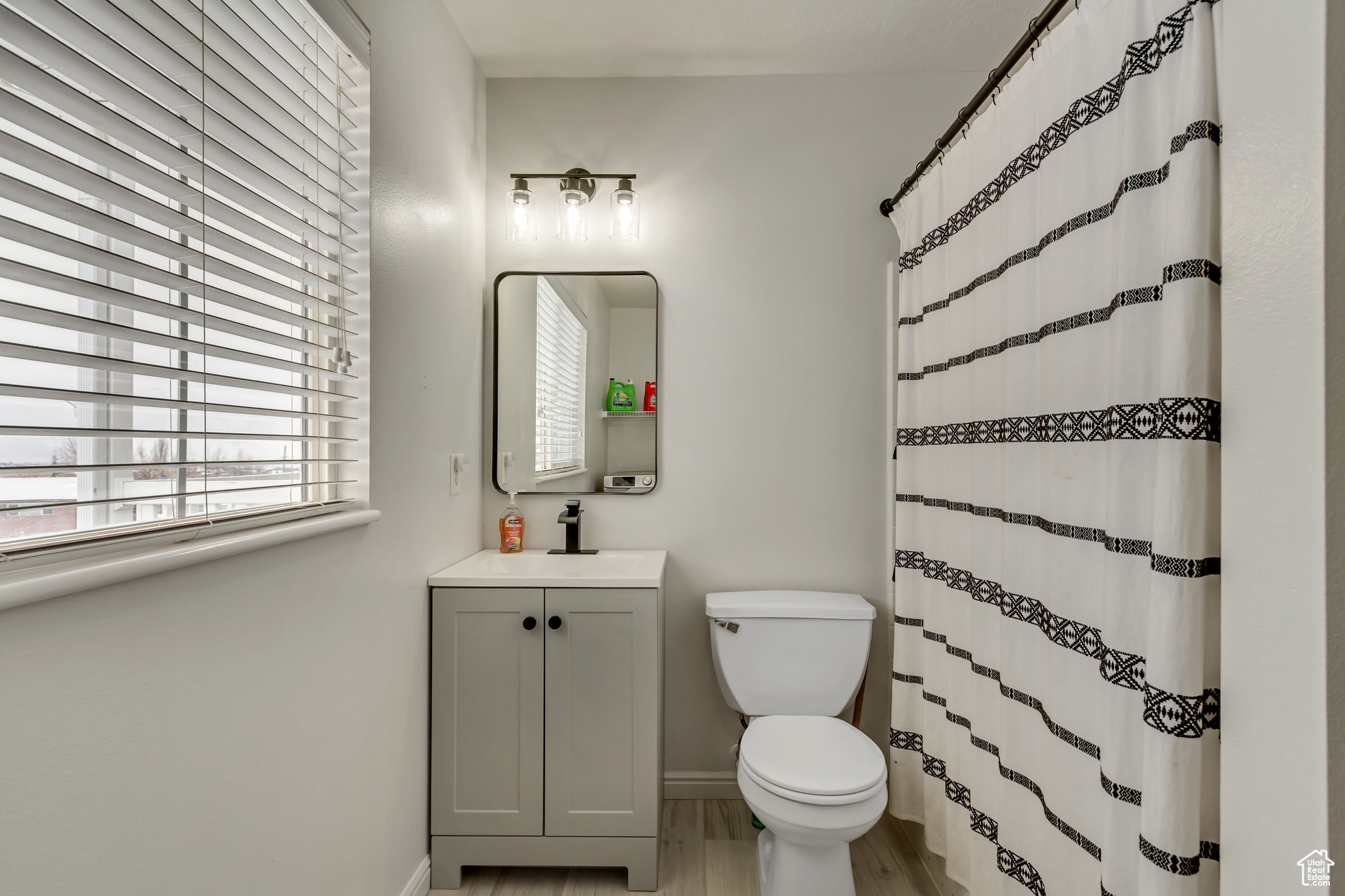 1445 E NAVAJO DR