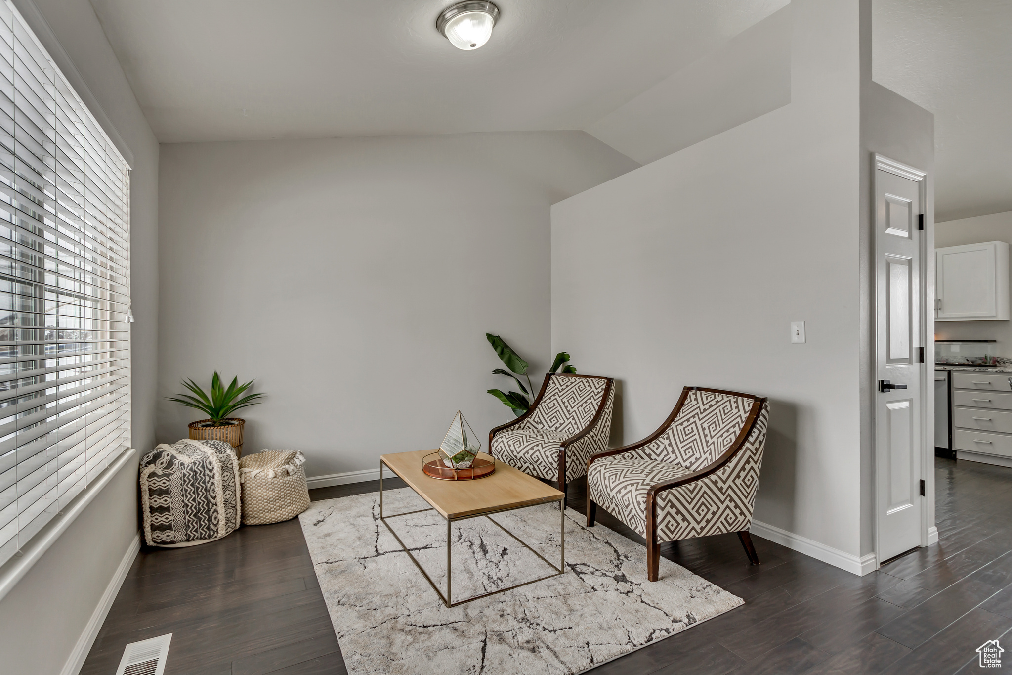 1445 E NAVAJO DR