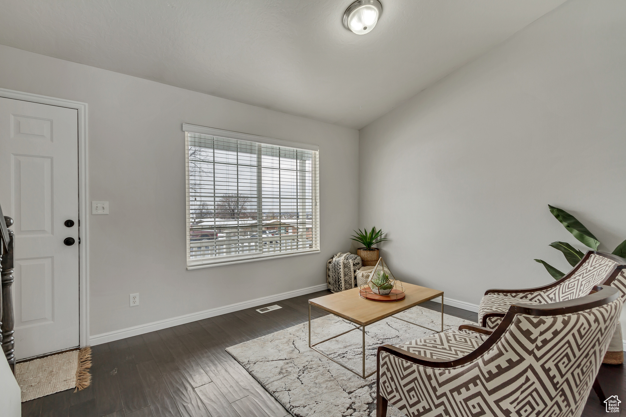 1445 E NAVAJO DR