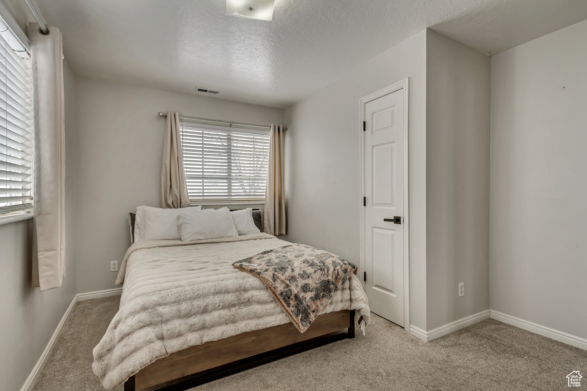 1445 E NAVAJO DR