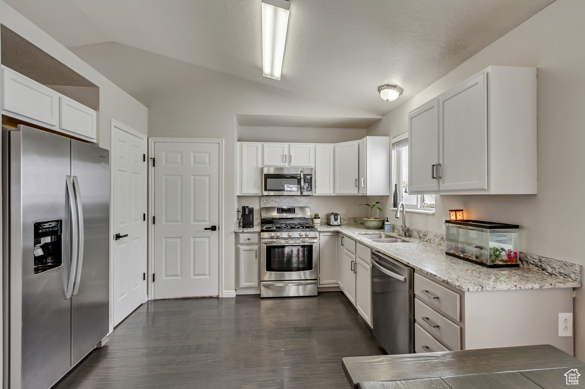 1445 E NAVAJO DR
